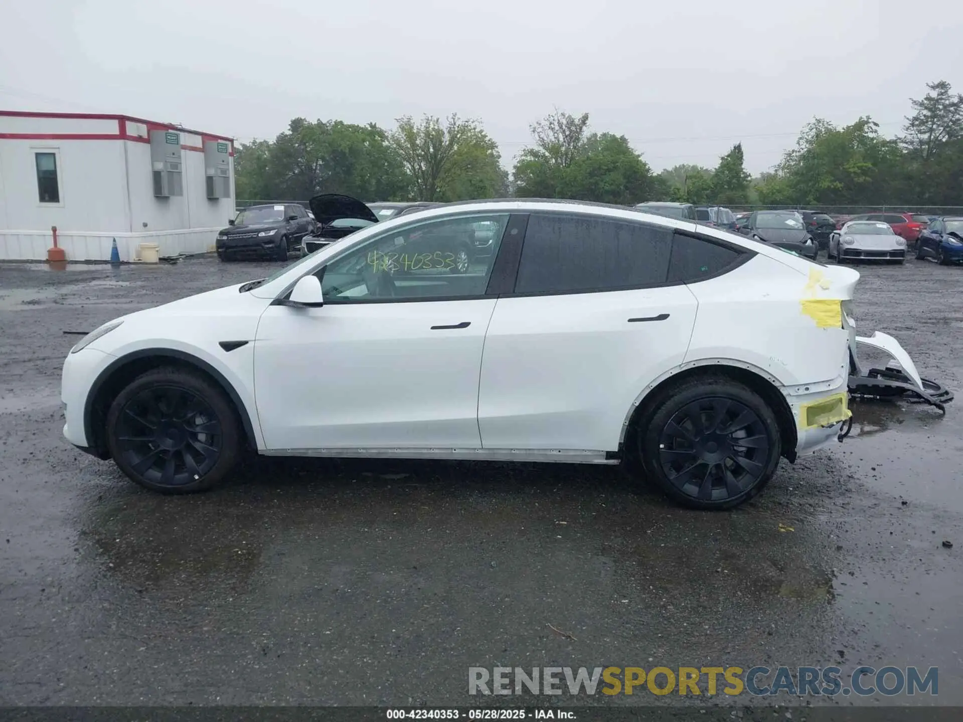 15 Photograph of a damaged car 7SAYGDEE3NF524295 TESLA MODEL Y 2022