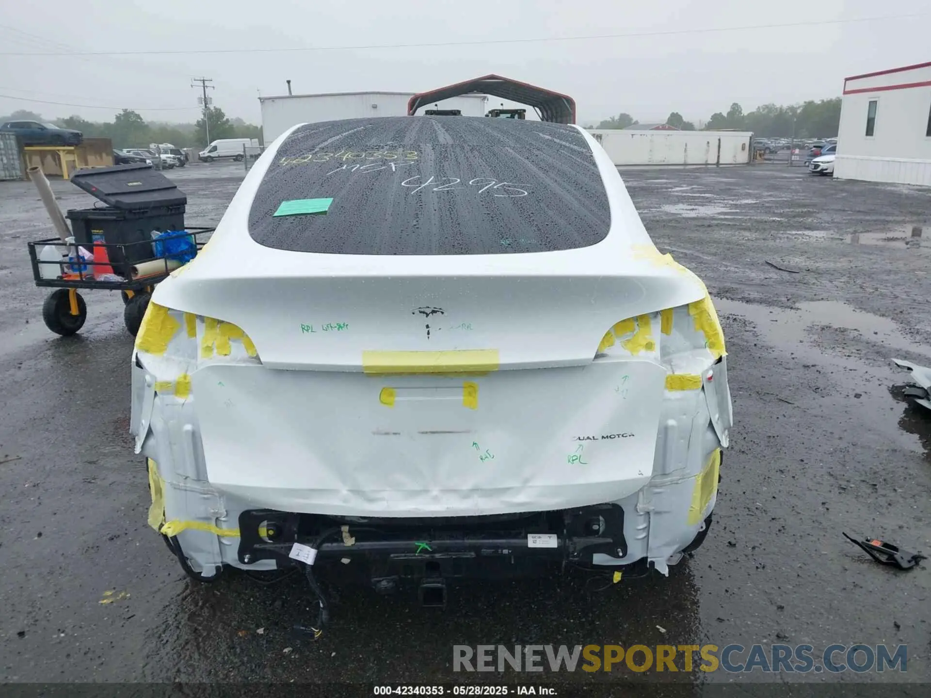 17 Photograph of a damaged car 7SAYGDEE3NF524295 TESLA MODEL Y 2022