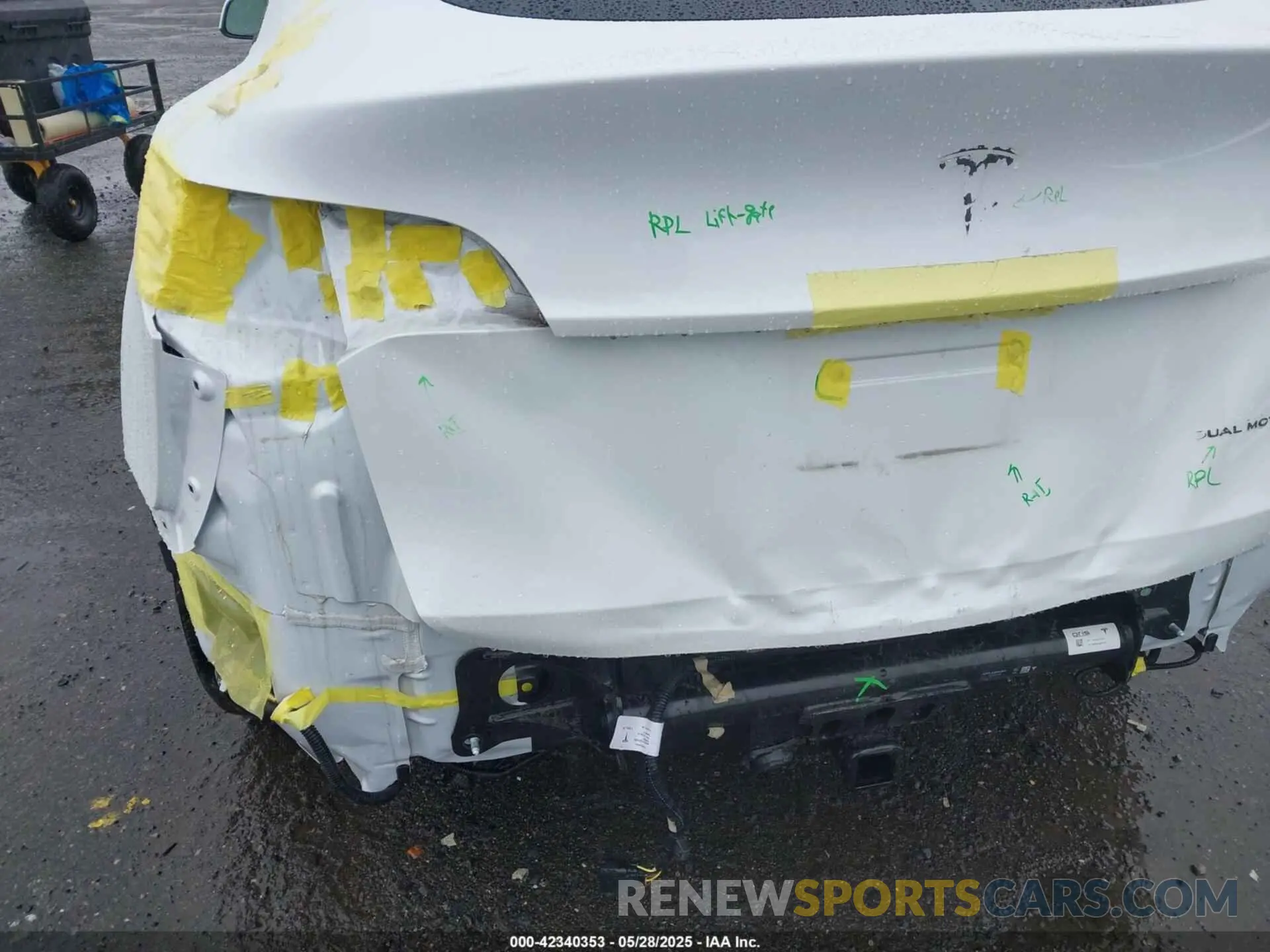 21 Photograph of a damaged car 7SAYGDEE3NF524295 TESLA MODEL Y 2022