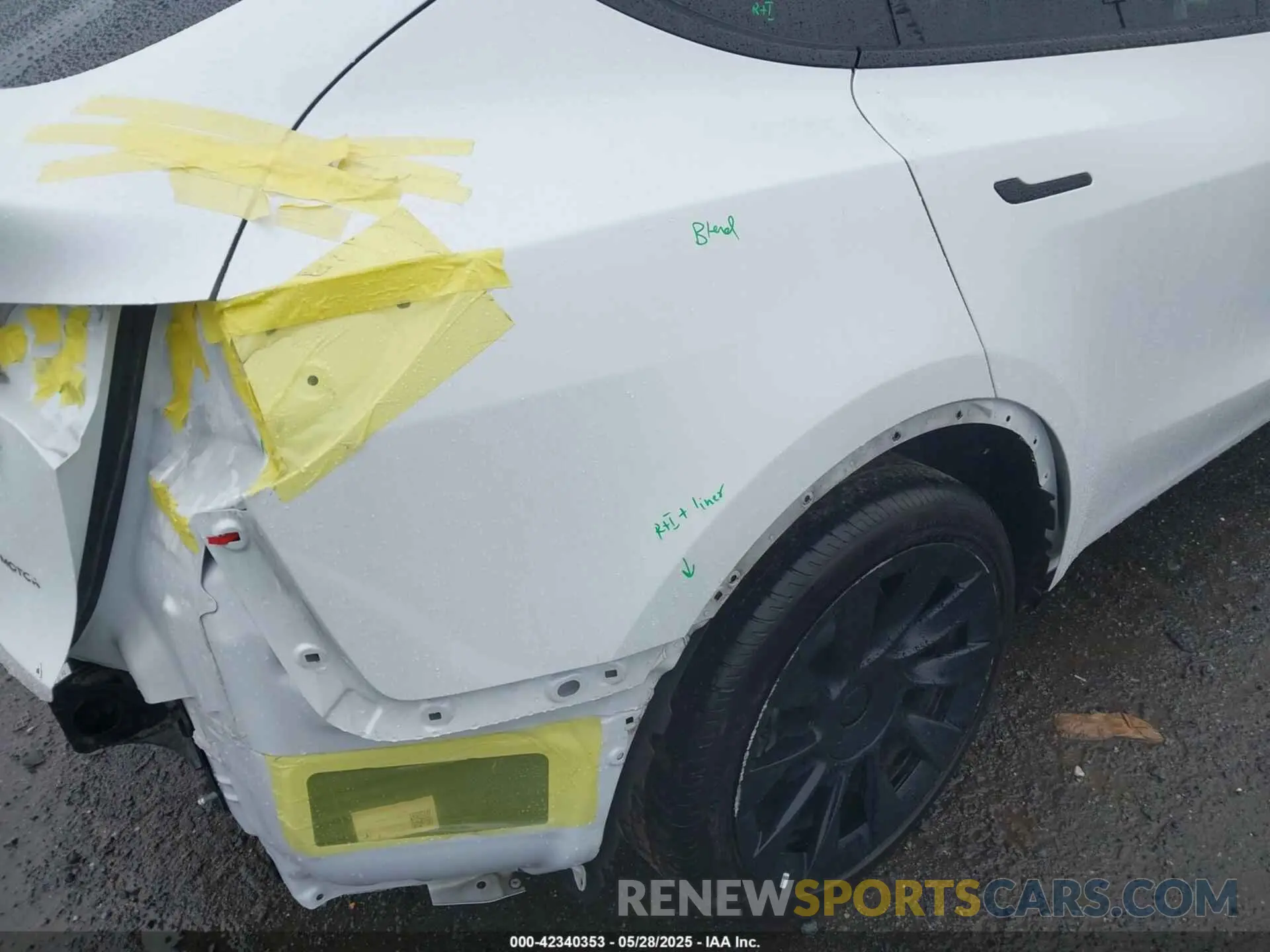 24 Photograph of a damaged car 7SAYGDEE3NF524295 TESLA MODEL Y 2022