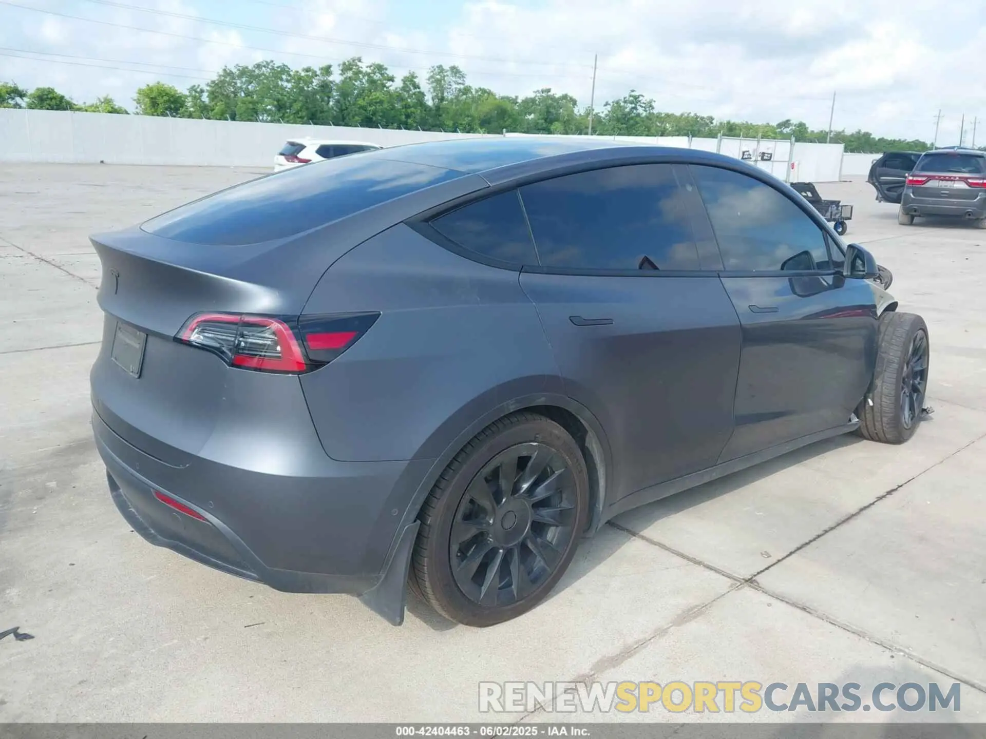 4 Photograph of a damaged car 7SAYGDEE3NF565428 TESLA MODEL Y 2022