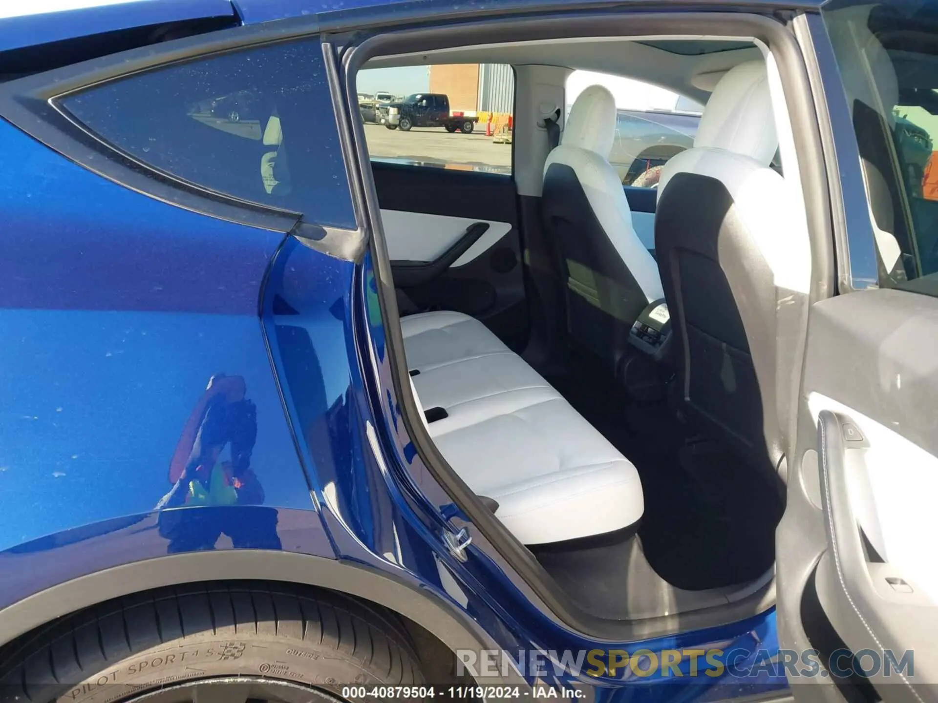 8 Photograph of a damaged car 7SAYGDEE4NF313705 TESLA MODEL Y 2022
