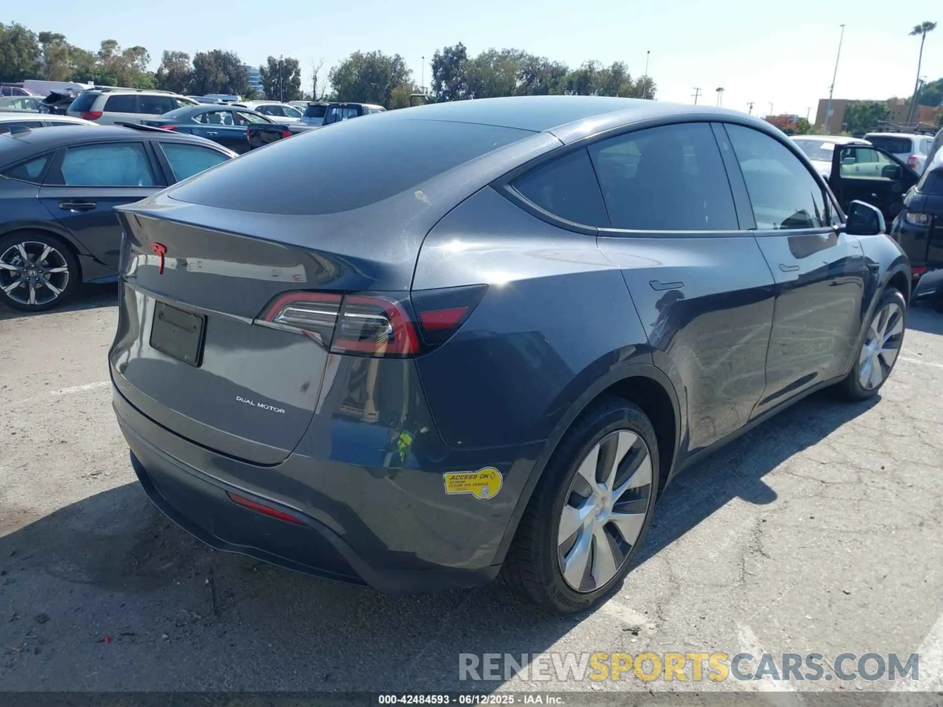 4 Photograph of a damaged car 7SAYGDEE4NF317947 TESLA MODEL Y 2022