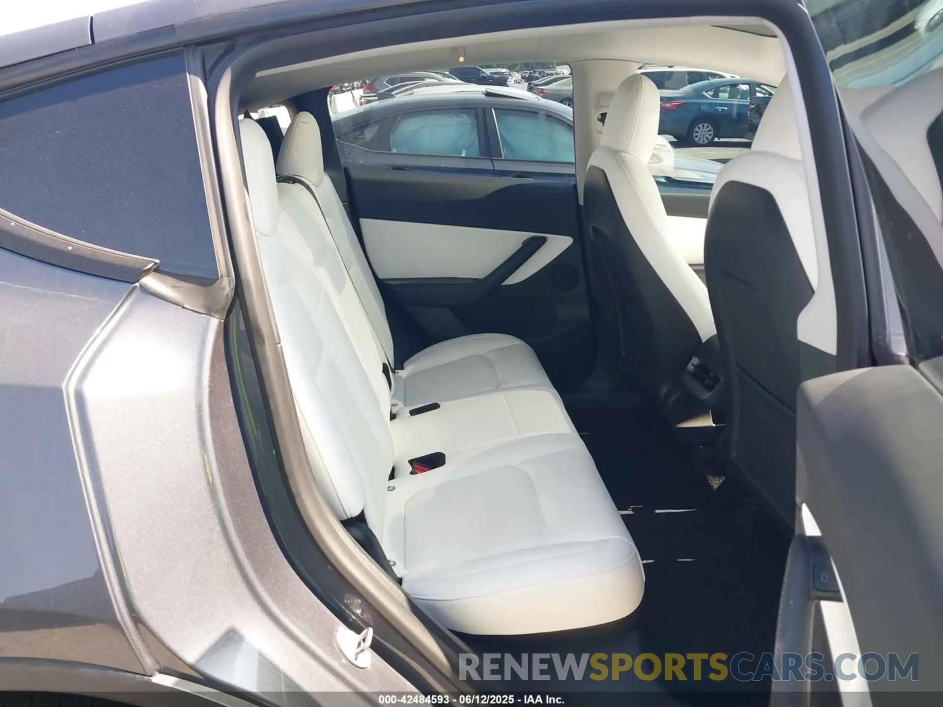 8 Photograph of a damaged car 7SAYGDEE4NF317947 TESLA MODEL Y 2022