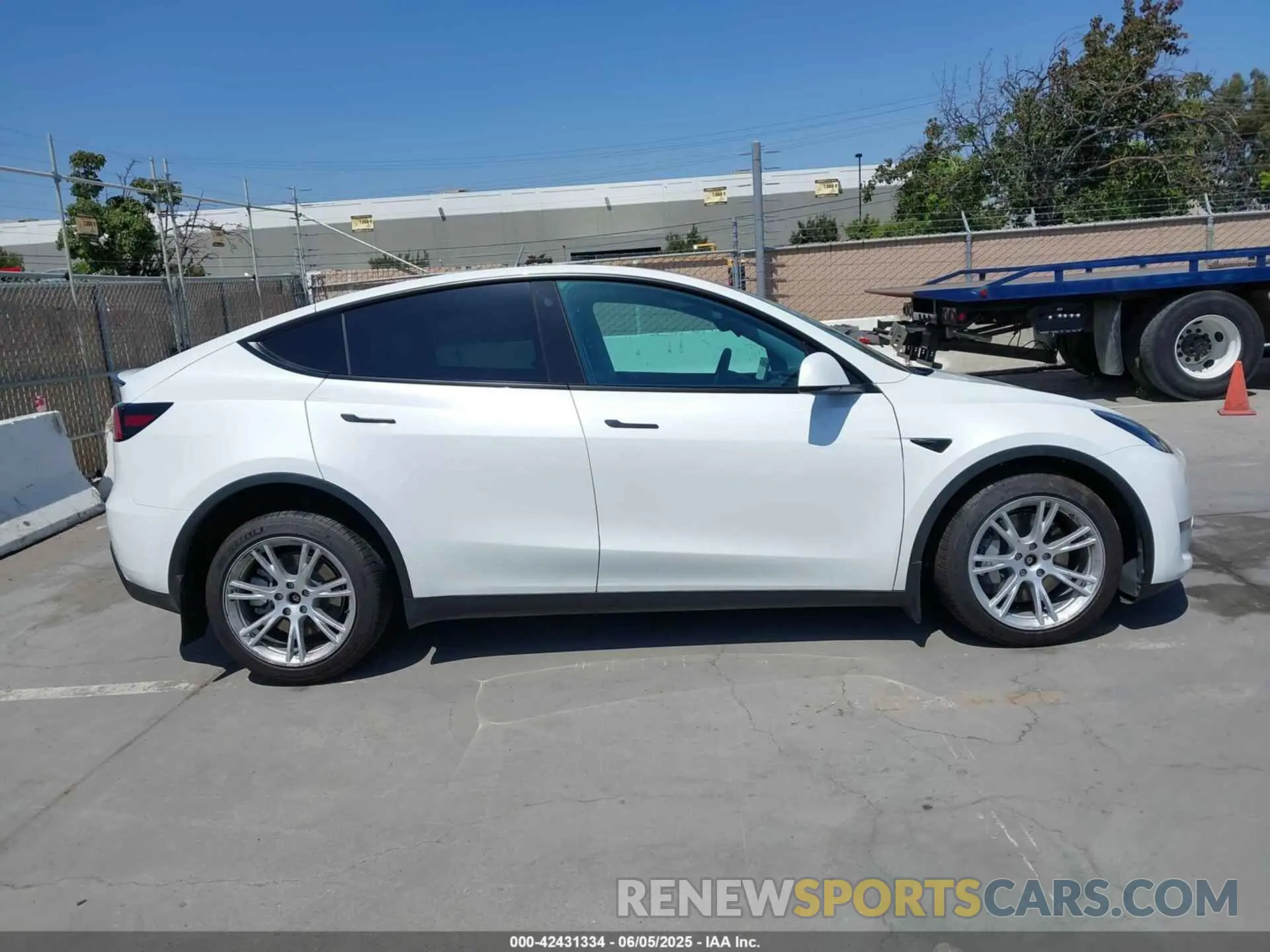 13 Photograph of a damaged car 7SAYGDEE4NF379493 TESLA MODEL Y 2022