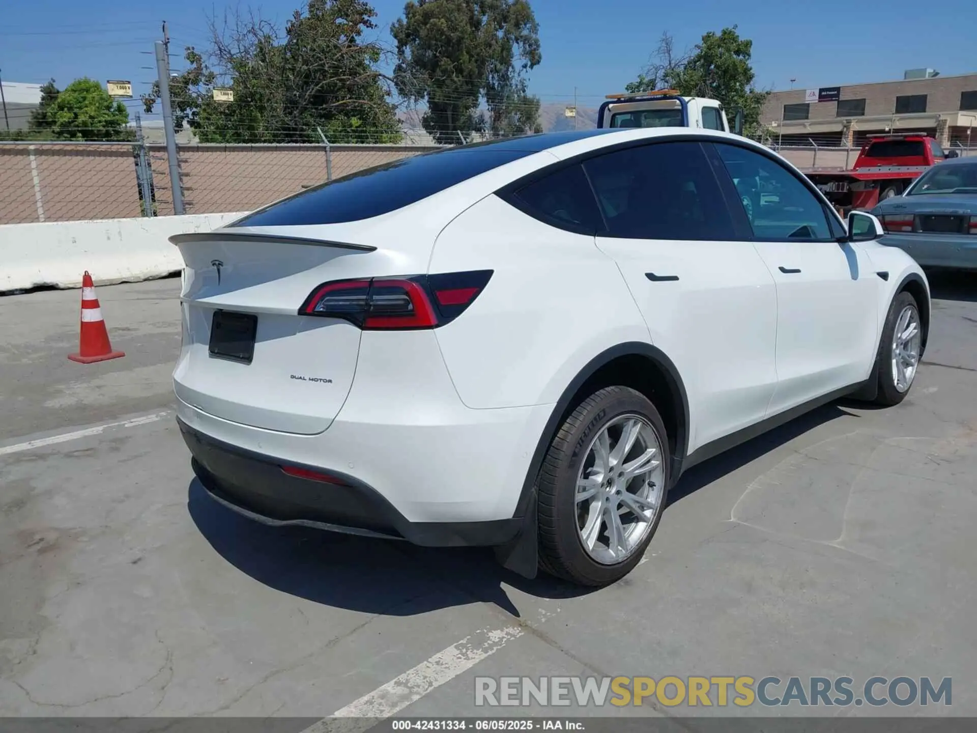 4 Photograph of a damaged car 7SAYGDEE4NF379493 TESLA MODEL Y 2022