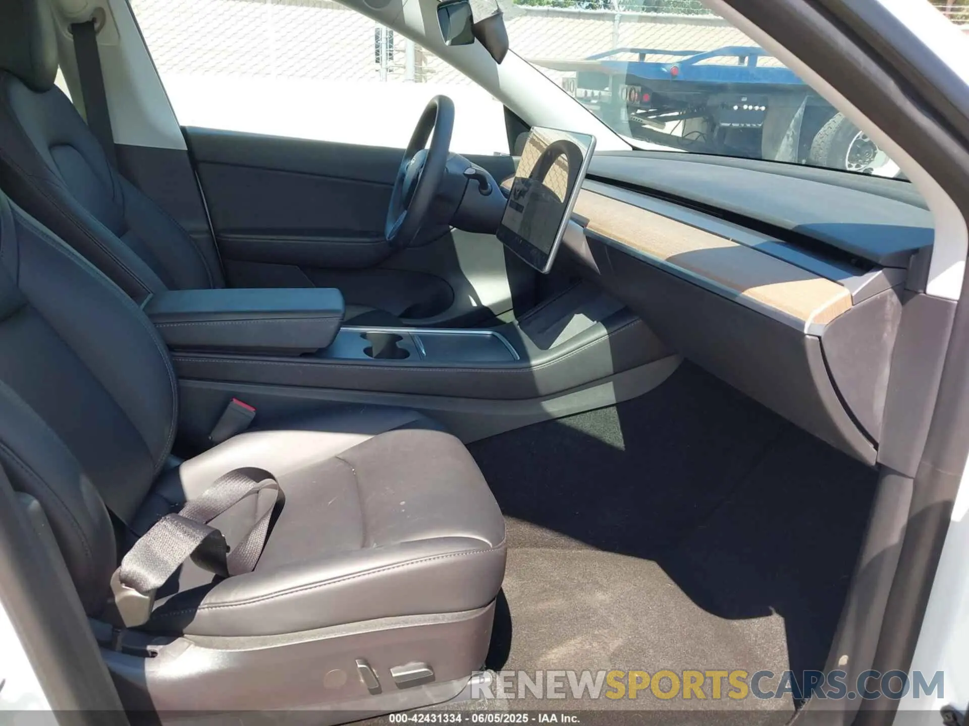 5 Photograph of a damaged car 7SAYGDEE4NF379493 TESLA MODEL Y 2022