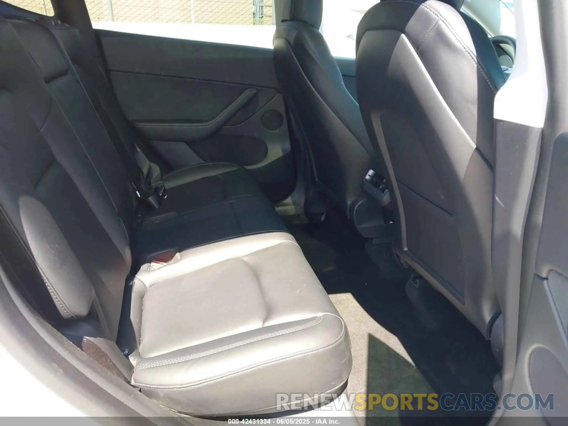 8 Photograph of a damaged car 7SAYGDEE4NF379493 TESLA MODEL Y 2022