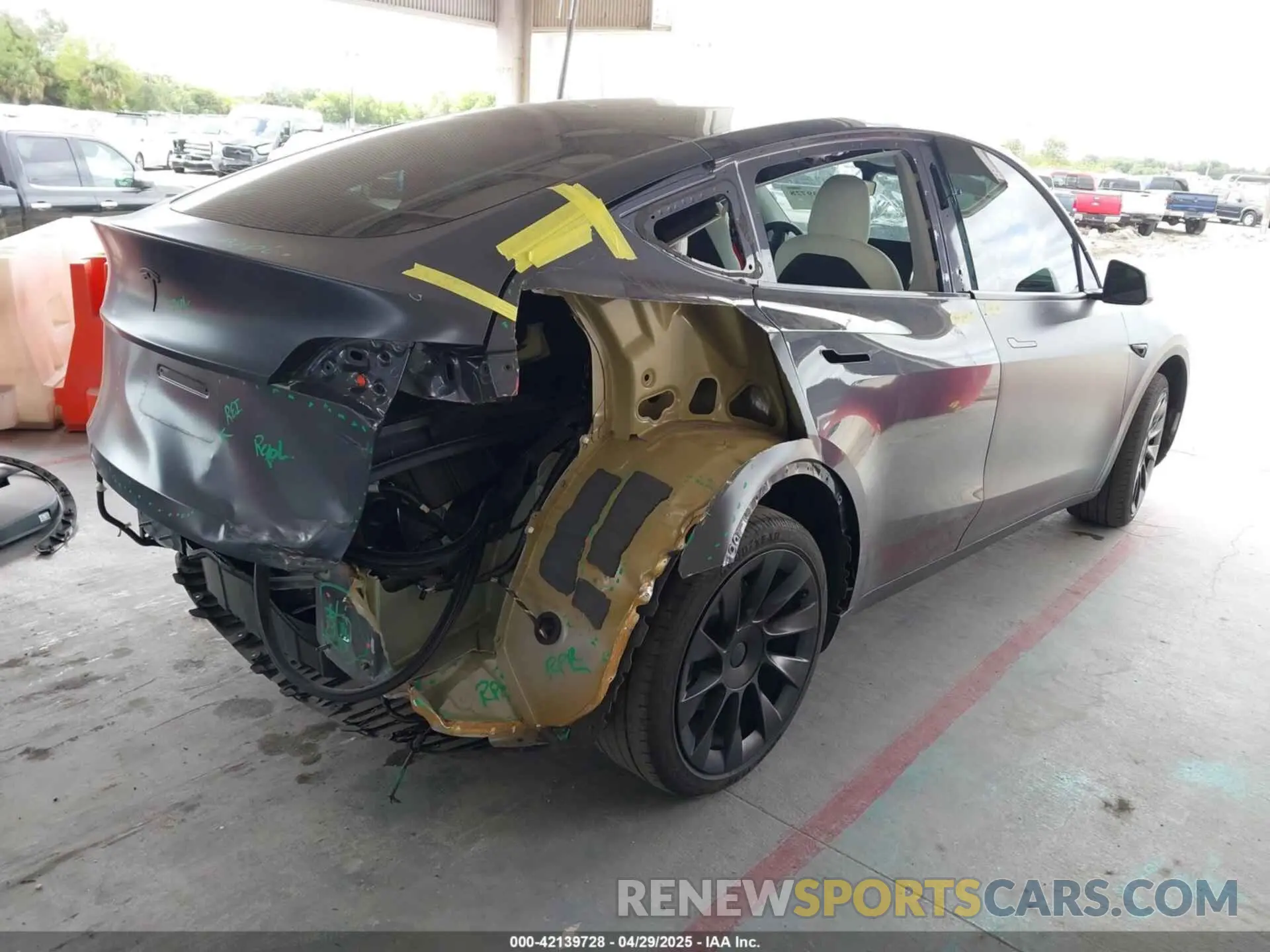 4 Photograph of a damaged car 7SAYGDEE4NF450434 TESLA MODEL Y 2022