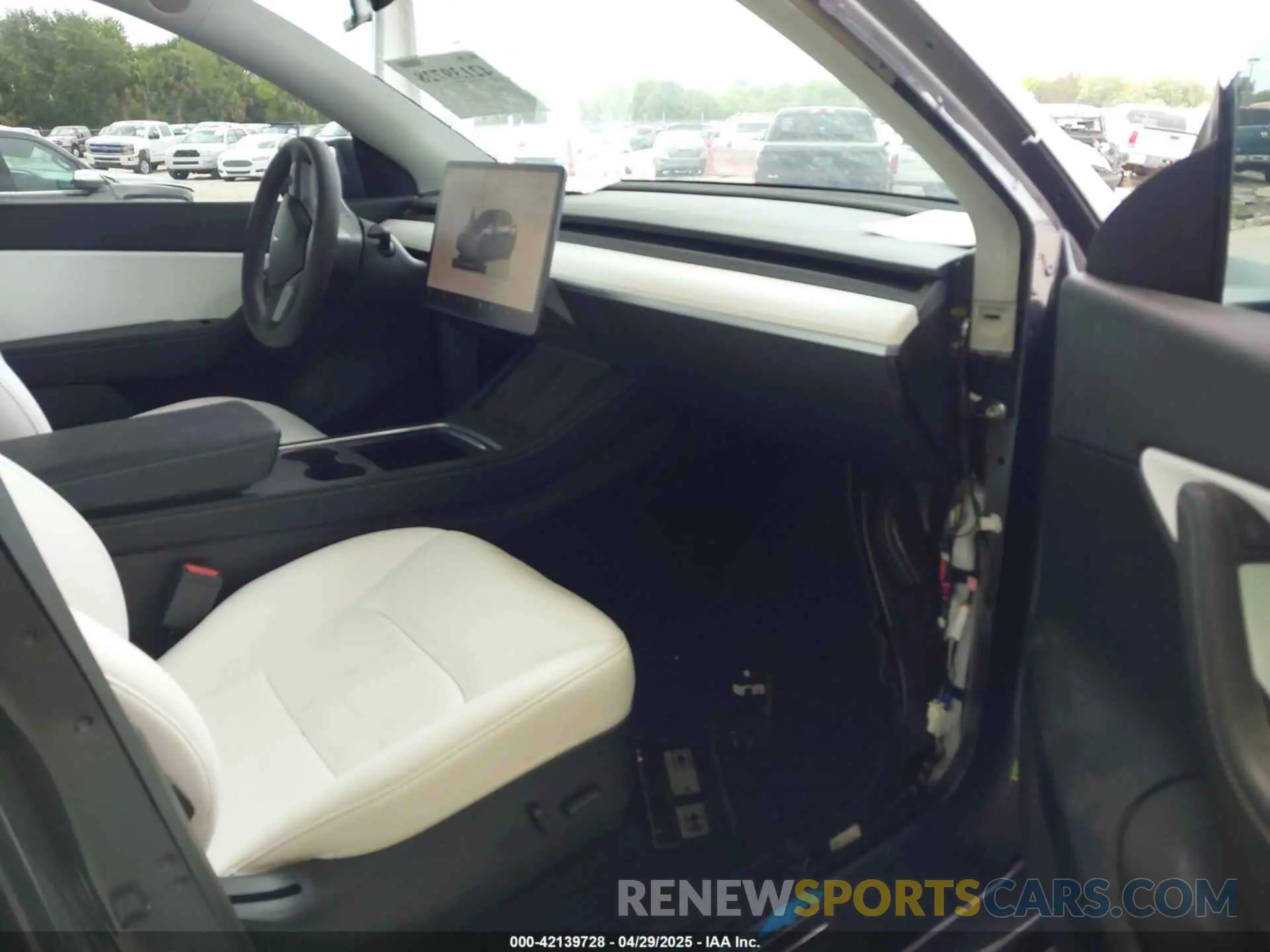 5 Photograph of a damaged car 7SAYGDEE4NF450434 TESLA MODEL Y 2022