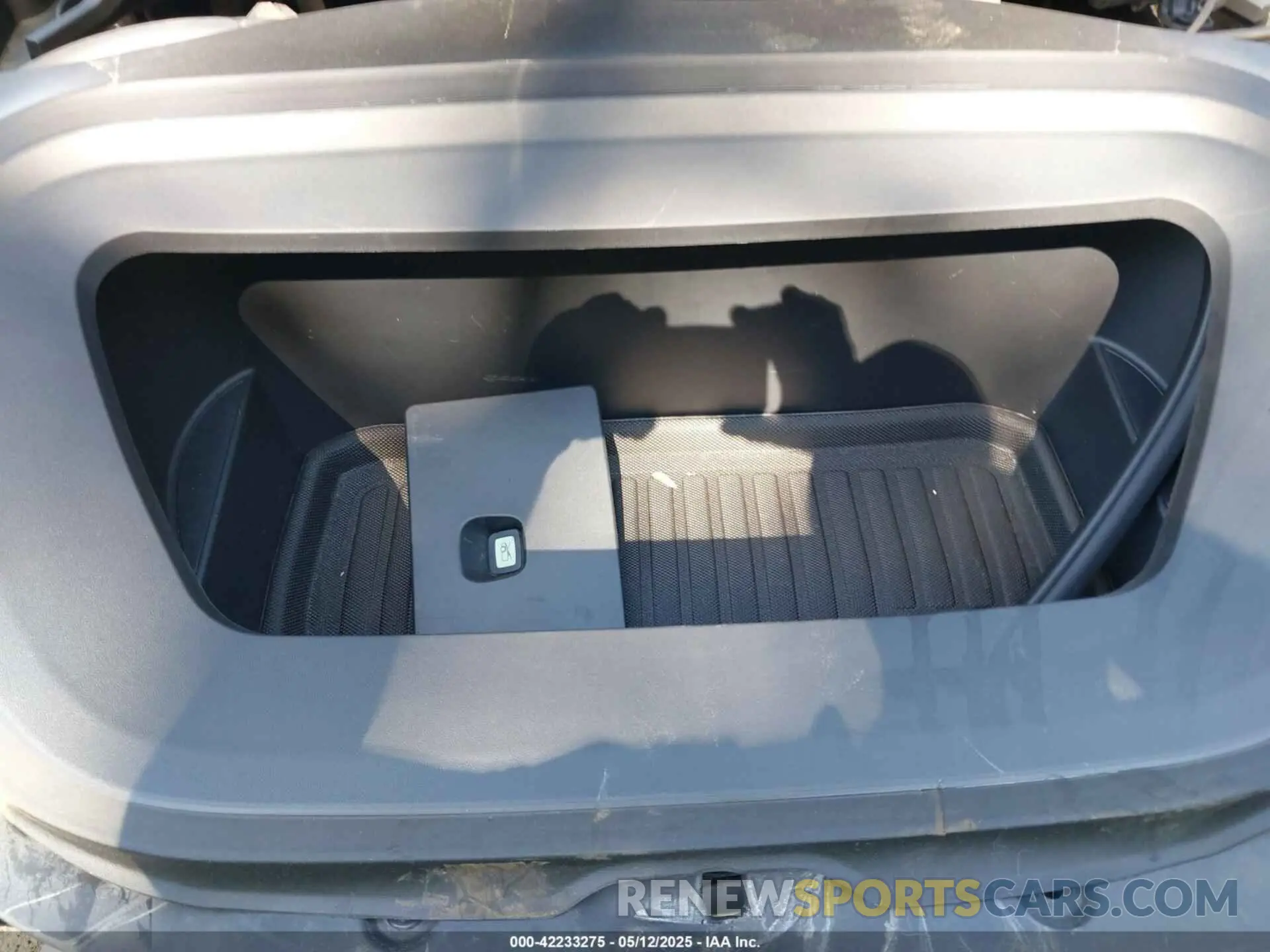 10 Photograph of a damaged car 7SAYGDEE5NF314085 TESLA MODEL Y 2022