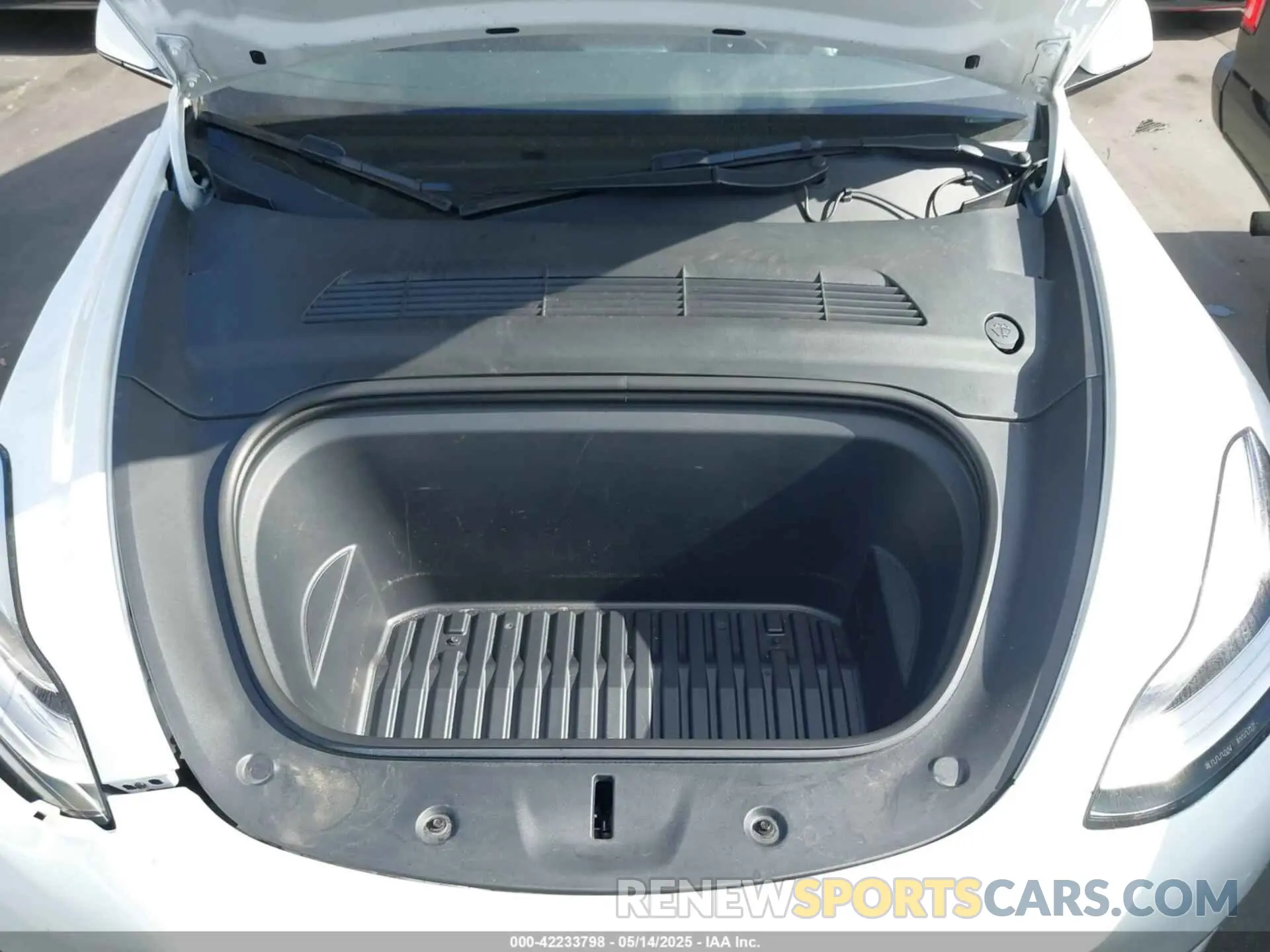 10 Photograph of a damaged car 7SAYGDEE5NF504369 TESLA MODEL Y 2022