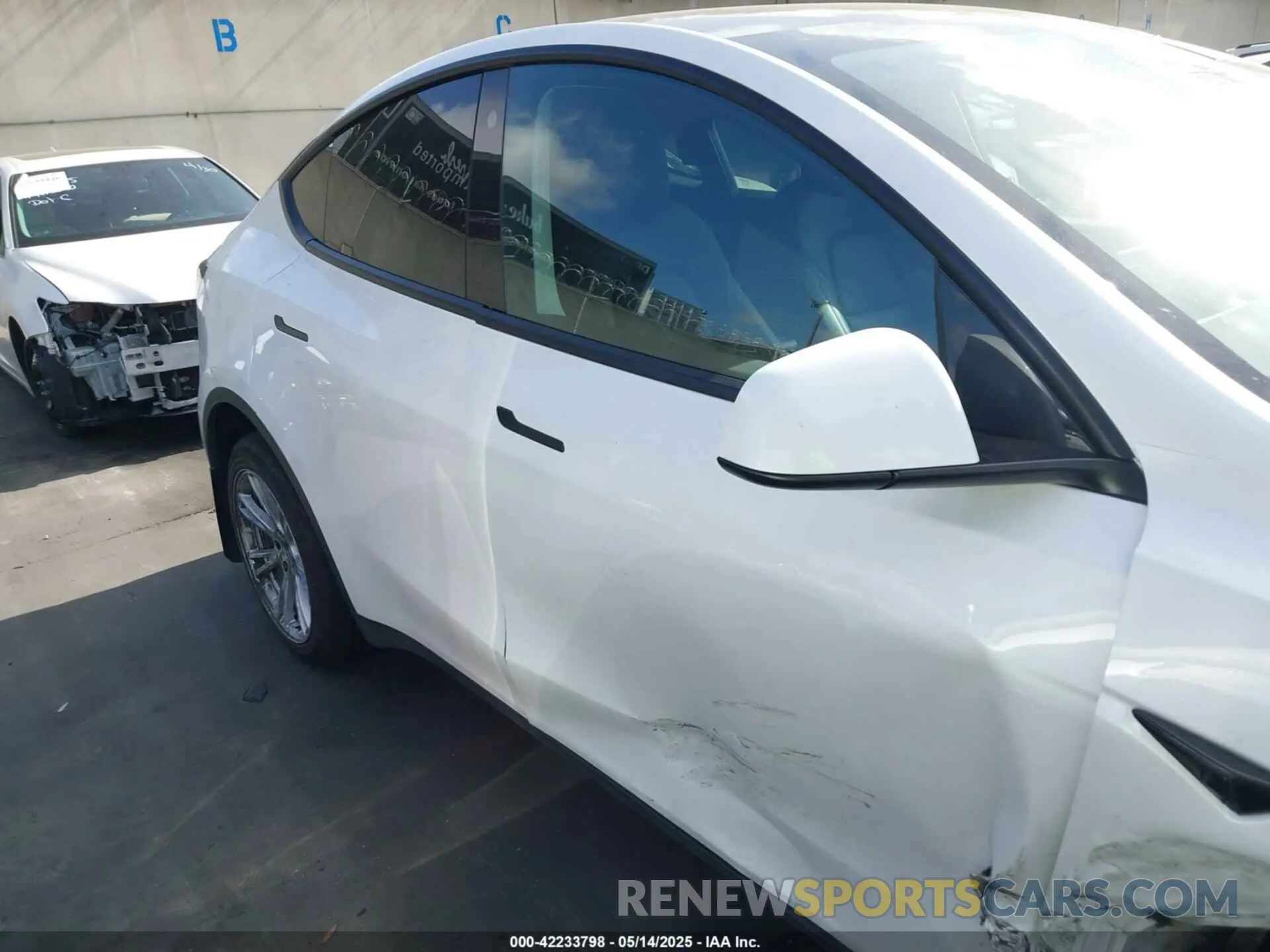 14 Photograph of a damaged car 7SAYGDEE5NF504369 TESLA MODEL Y 2022