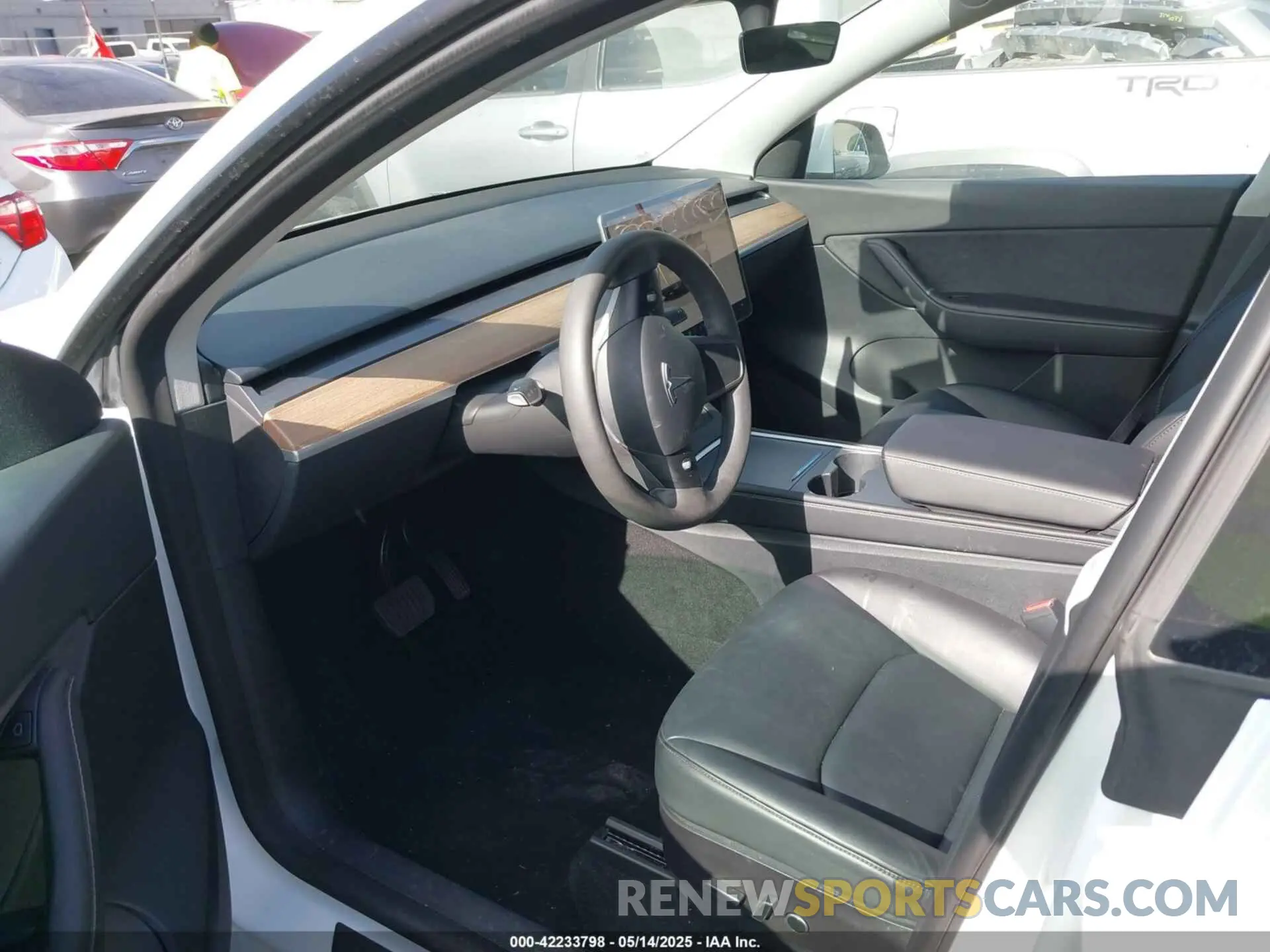 21 Photograph of a damaged car 7SAYGDEE5NF504369 TESLA MODEL Y 2022