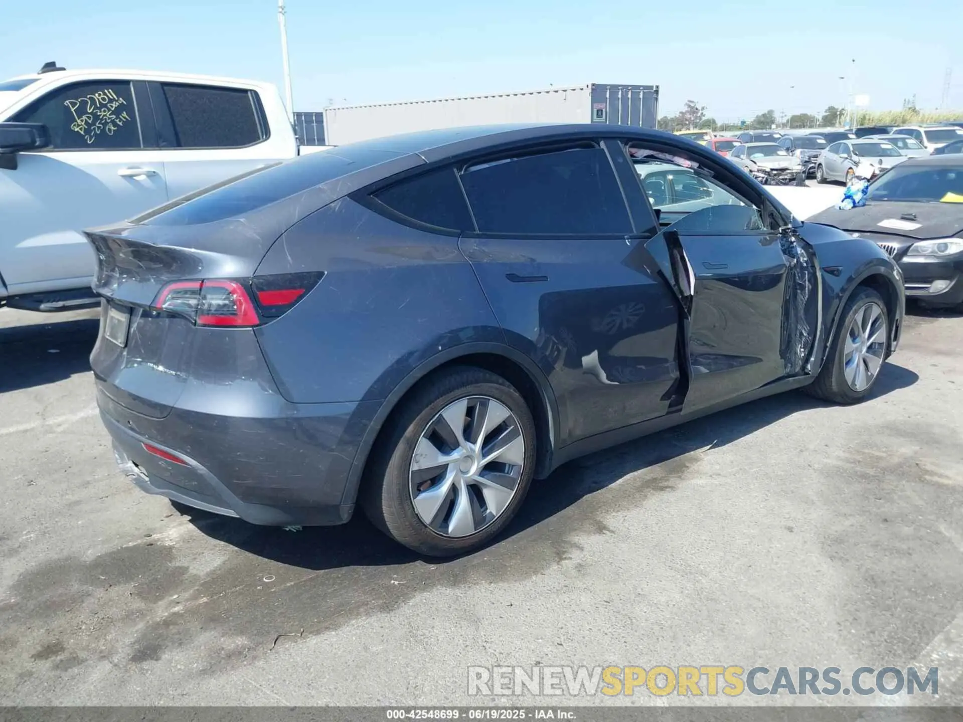 4 Photograph of a damaged car 7SAYGDEE5NF557900 TESLA MODEL Y 2022