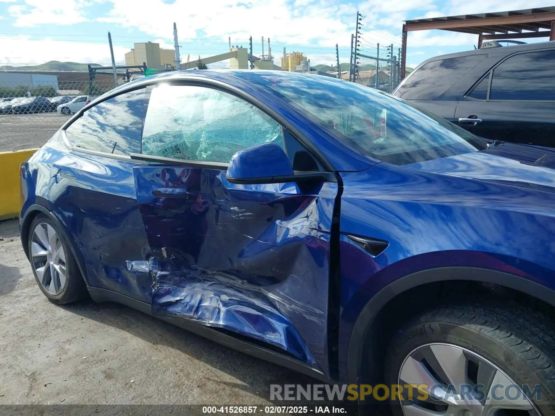19 Photograph of a damaged car 7SAYGDEE6NF318372 TESLA MODEL Y 2022