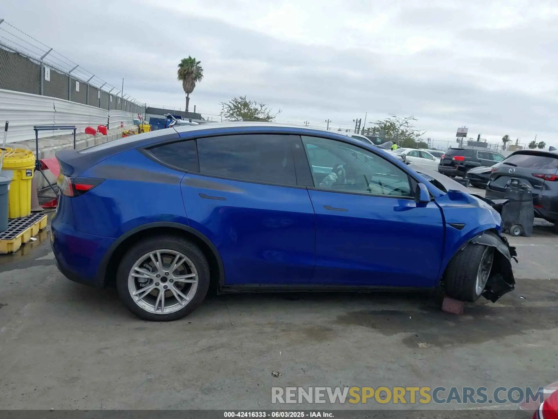 13 Photograph of a damaged car 7SAYGDEE6NF331199 TESLA MODEL Y 2022