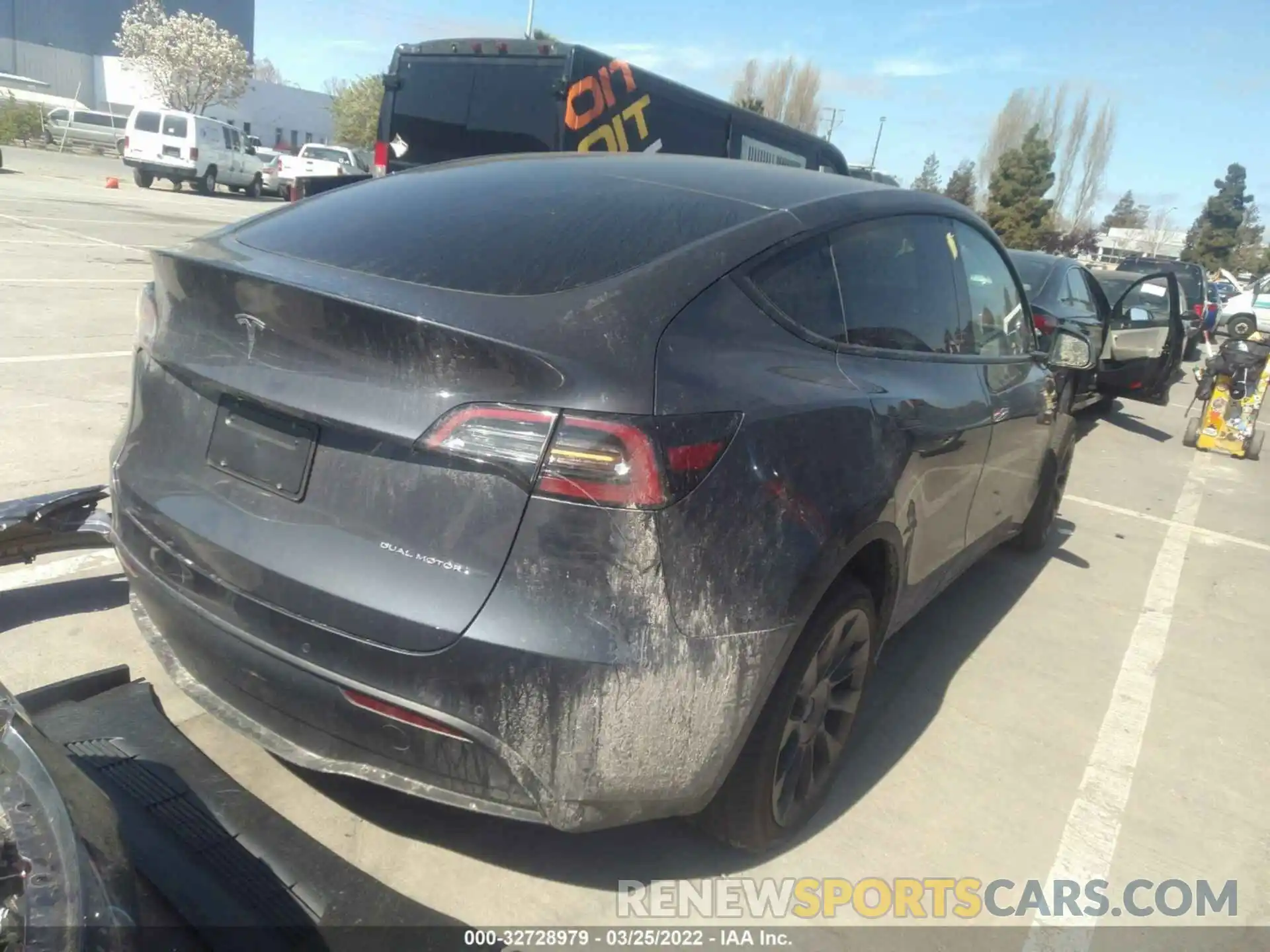 4 Photograph of a damaged car 7SAYGDEE6NF344440 TESLA MODEL Y 2022