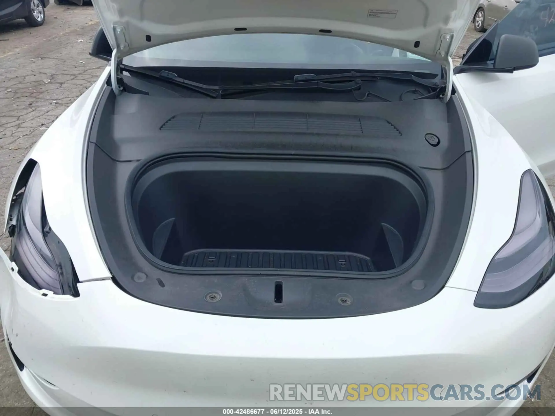 10 Photograph of a damaged car 7SAYGDEE6NF364669 TESLA MODEL Y 2022