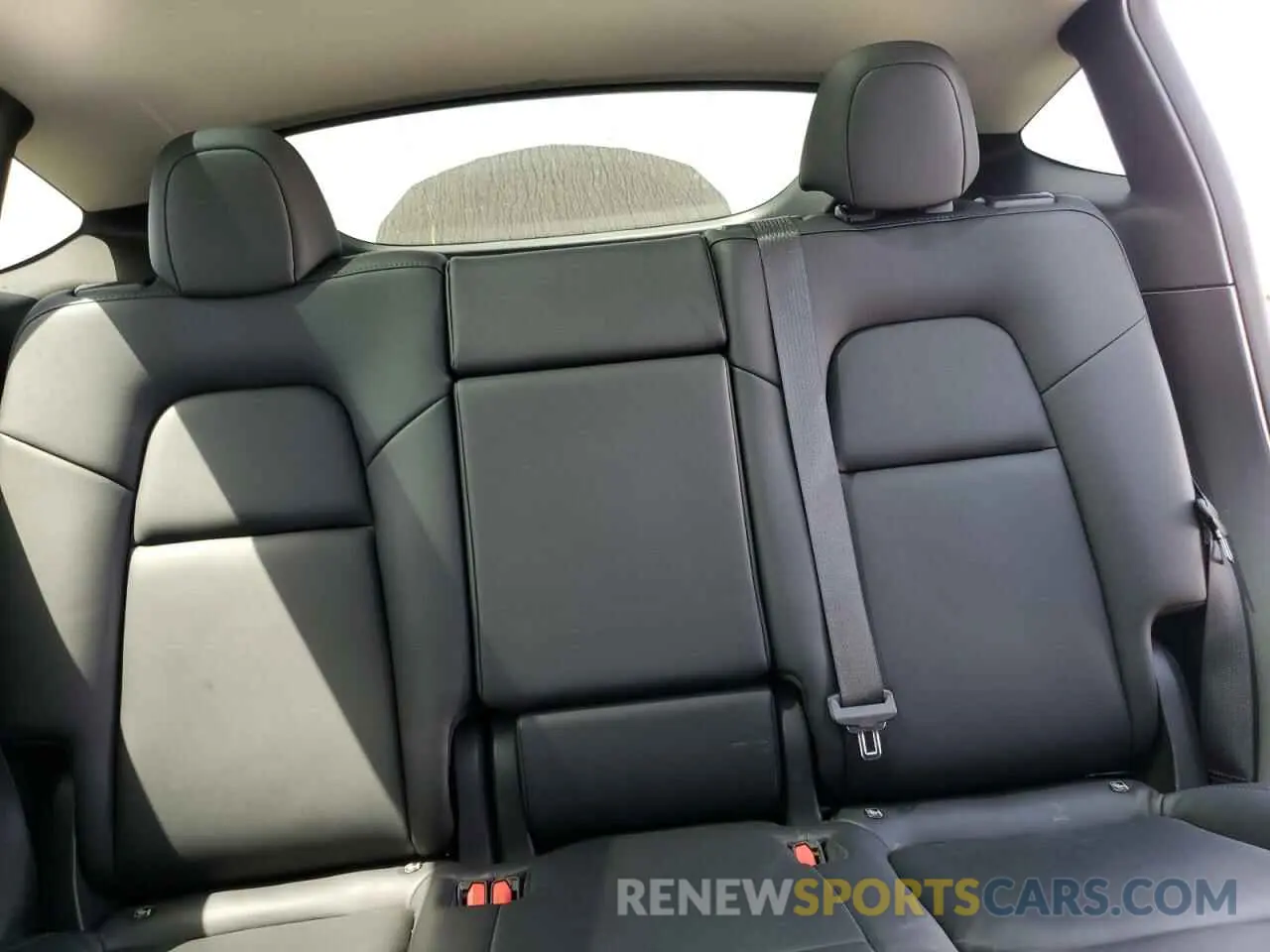 10 Photograph of a damaged car 7SAYGDEE6NF369354 TESLA MODEL Y 2022