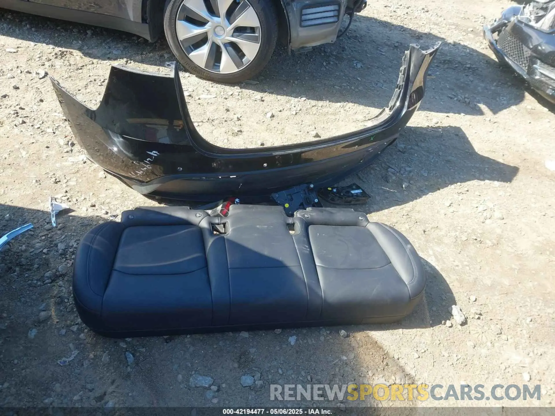 12 Photograph of a damaged car 7SAYGDEE6NF385120 TESLA MODEL Y 2022