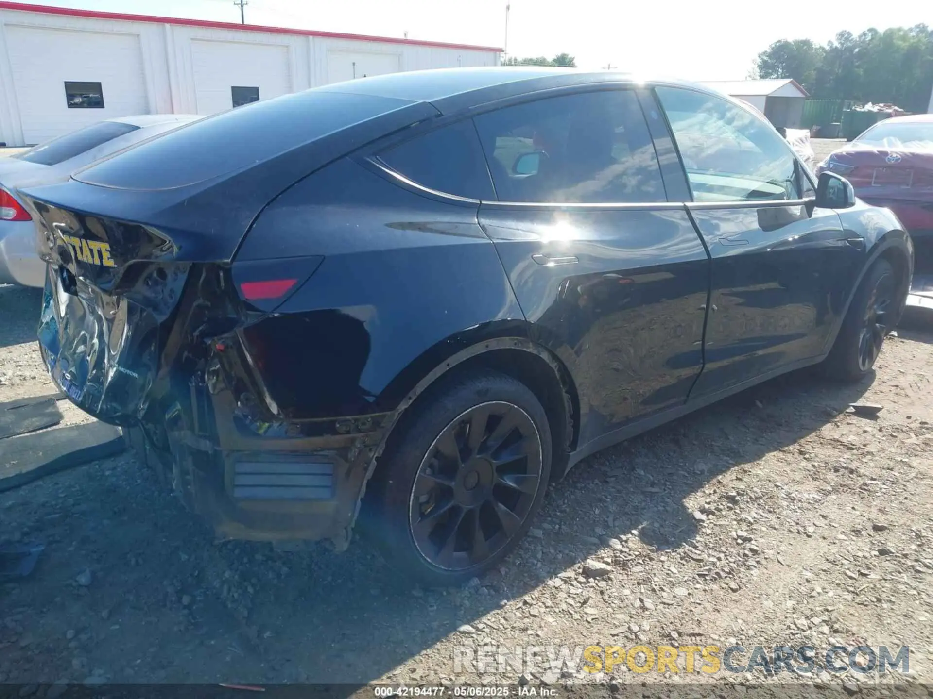 4 Photograph of a damaged car 7SAYGDEE6NF385120 TESLA MODEL Y 2022