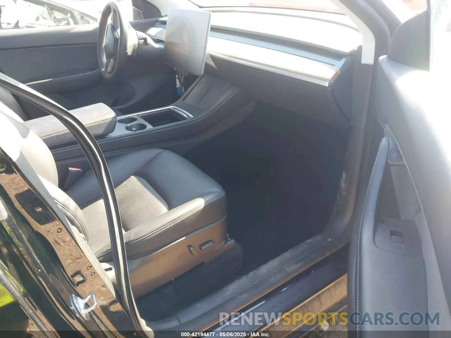 5 Photograph of a damaged car 7SAYGDEE6NF385120 TESLA MODEL Y 2022