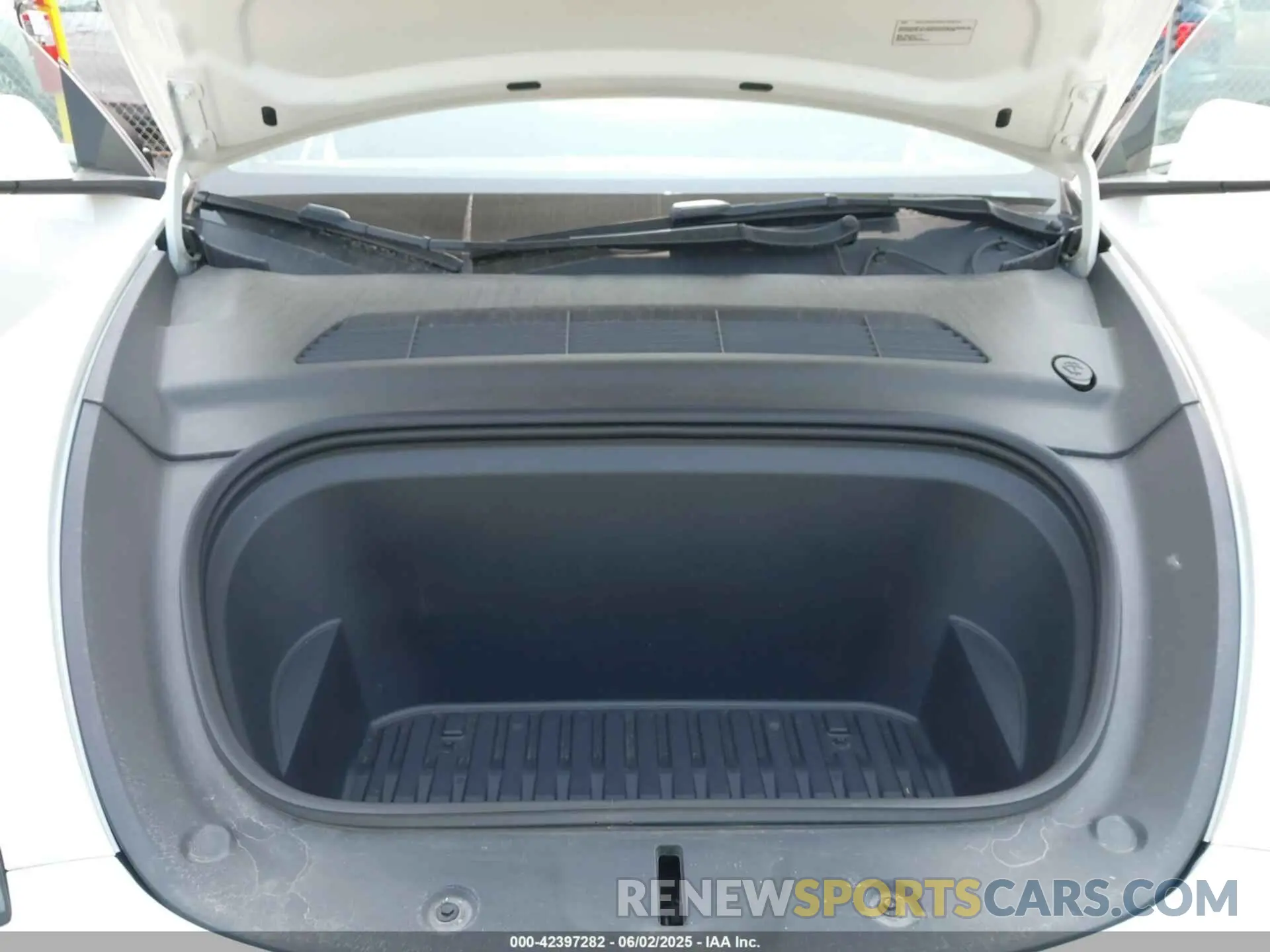 10 Photograph of a damaged car 7SAYGDEE6NF400487 TESLA MODEL Y 2022