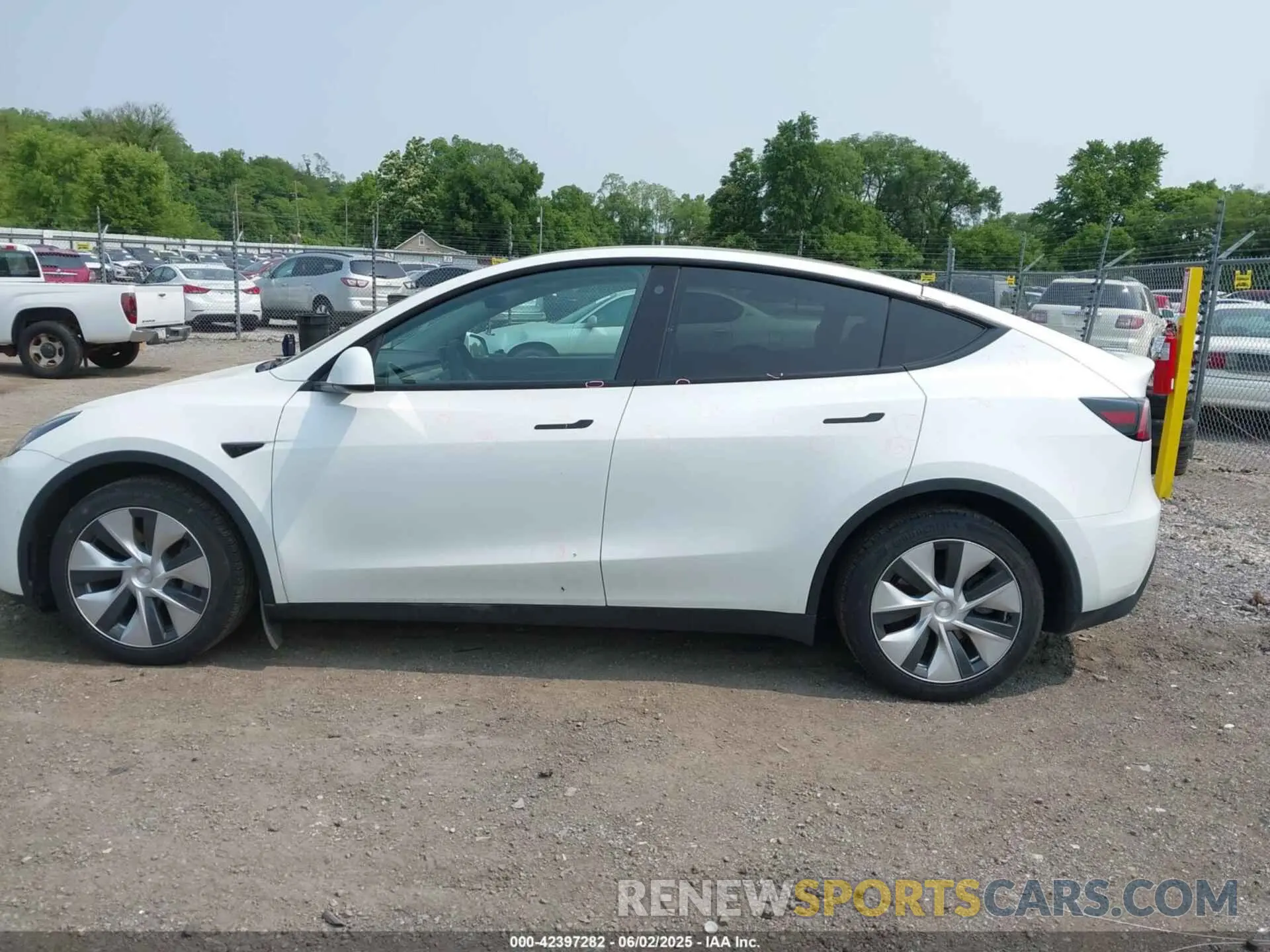 14 Photograph of a damaged car 7SAYGDEE6NF400487 TESLA MODEL Y 2022