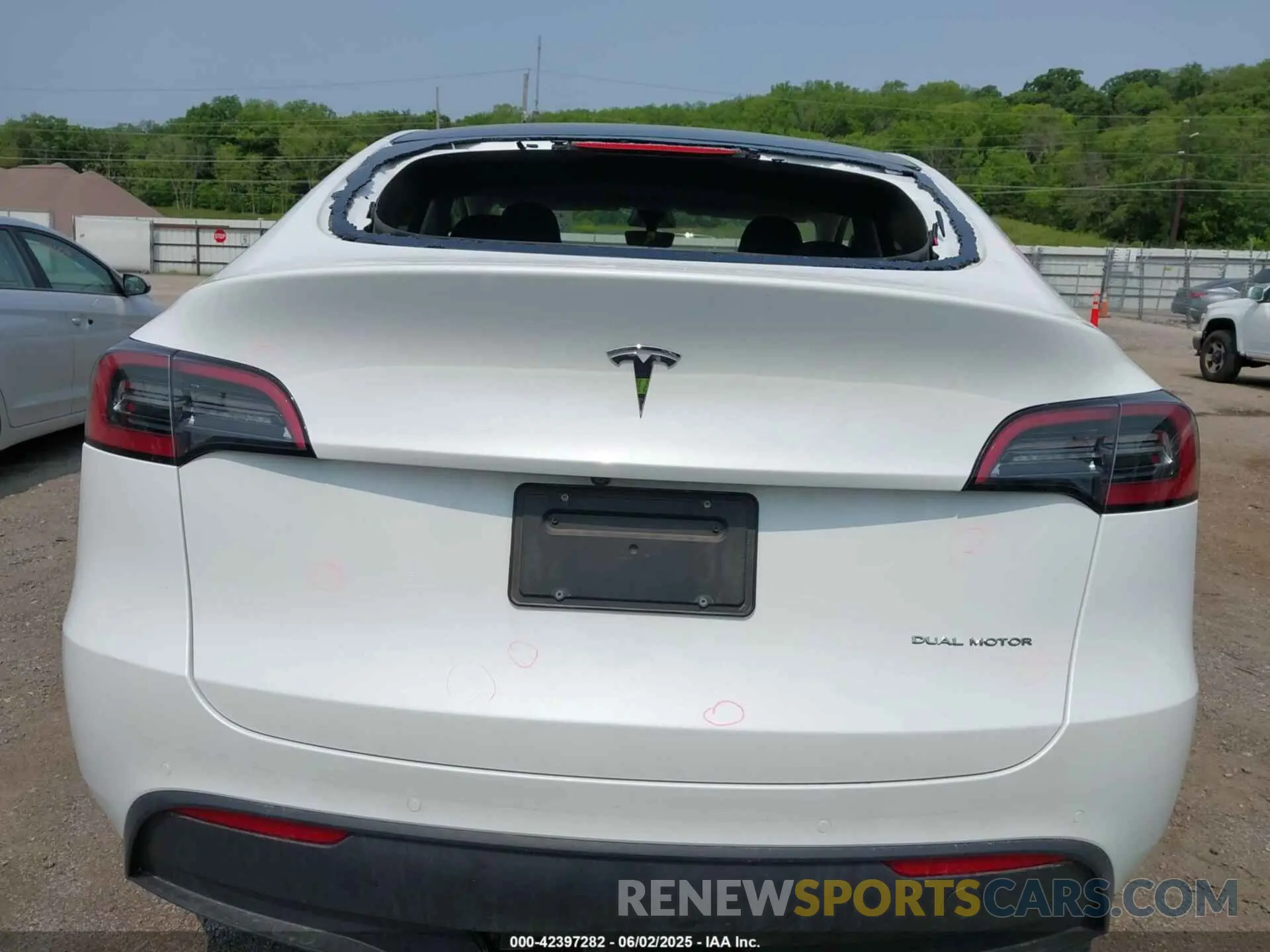 16 Photograph of a damaged car 7SAYGDEE6NF400487 TESLA MODEL Y 2022