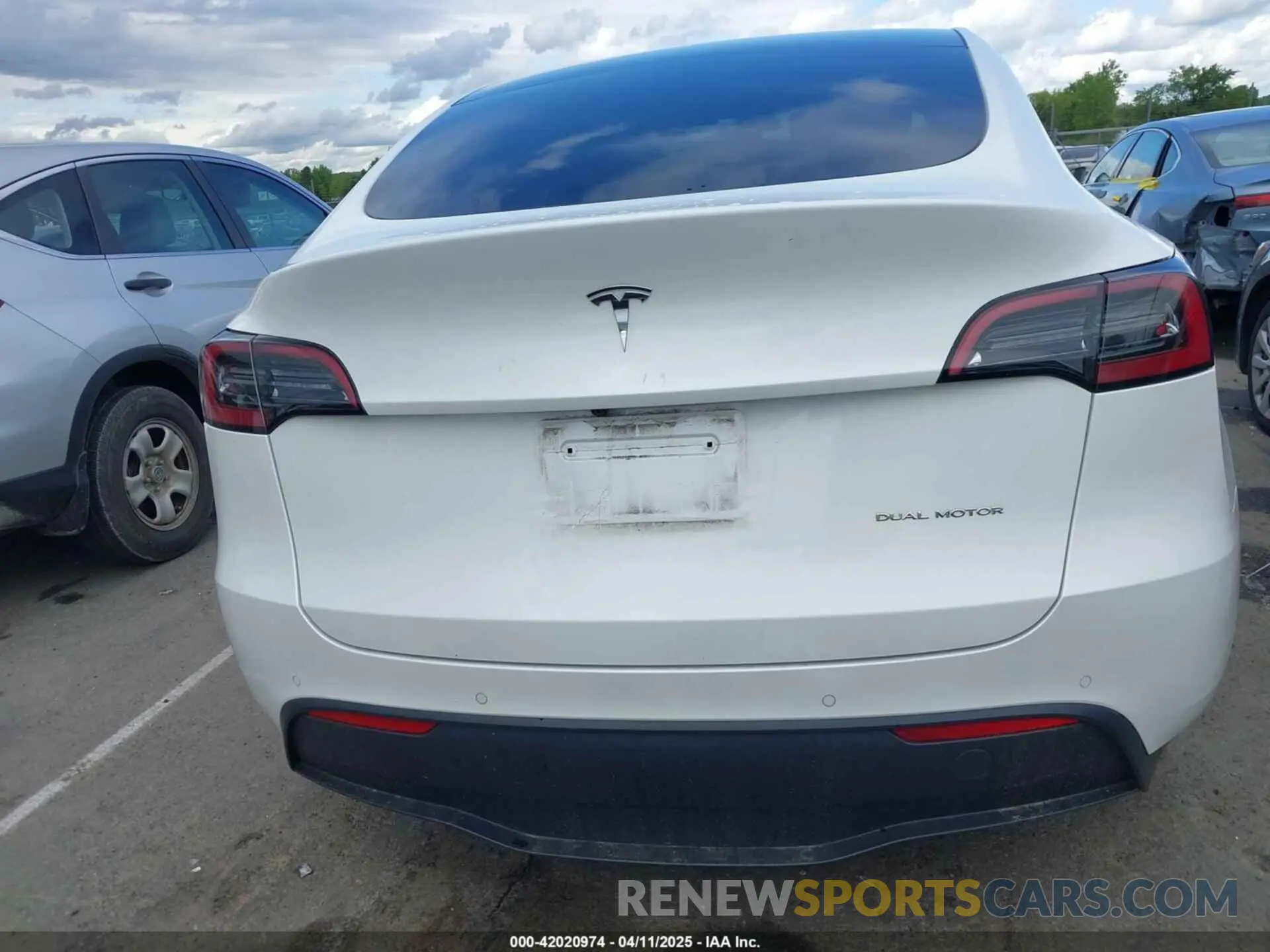 16 Photograph of a damaged car 7SAYGDEE6NF419332 TESLA MODEL Y 2022