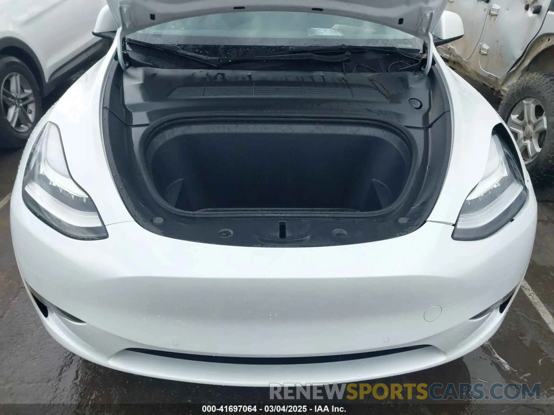 10 Photograph of a damaged car 7SAYGDEE6NF461788 TESLA MODEL Y 2022