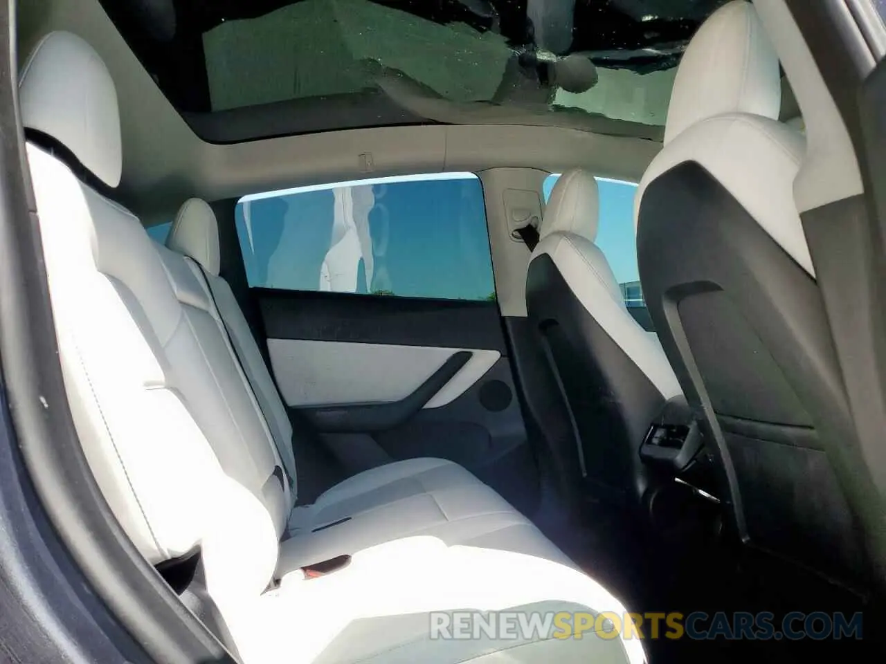 10 Photograph of a damaged car 7SAYGDEE6NF465873 TESLA MODEL Y 2022