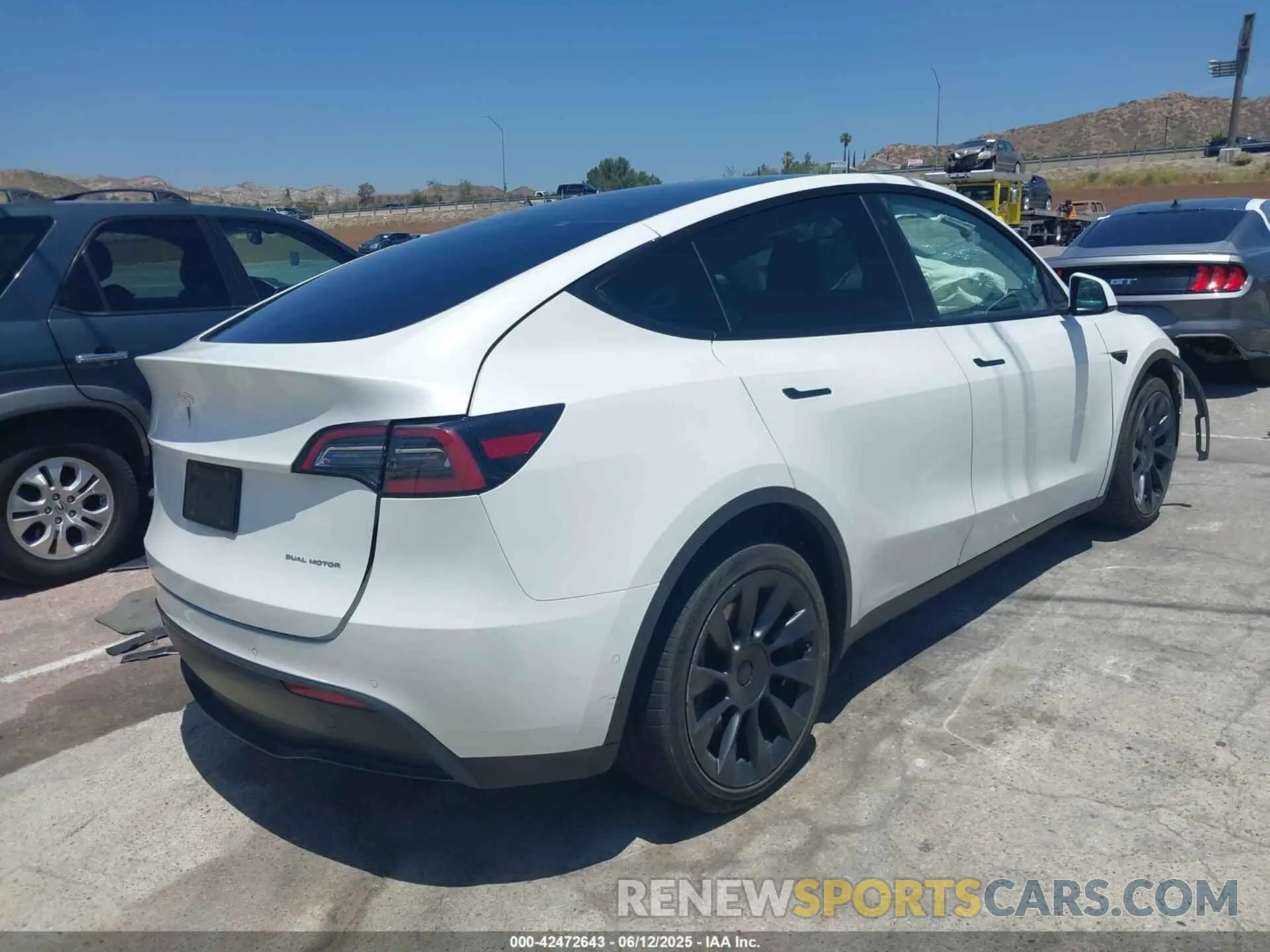 4 Photograph of a damaged car 7SAYGDEE6NF481300 TESLA MODEL Y 2022