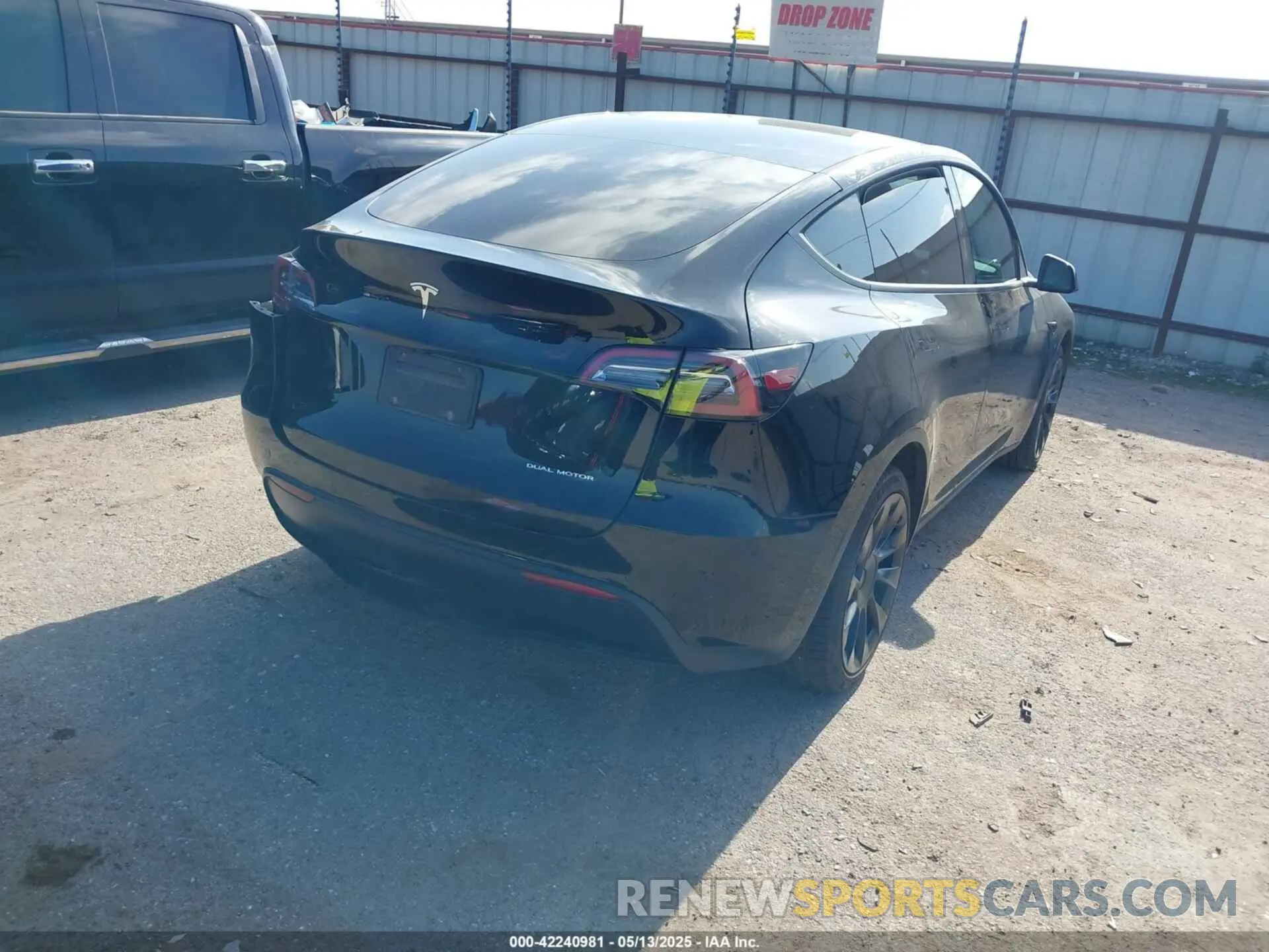 4 Photograph of a damaged car 7SAYGDEE6NF515462 TESLA MODEL Y 2022
