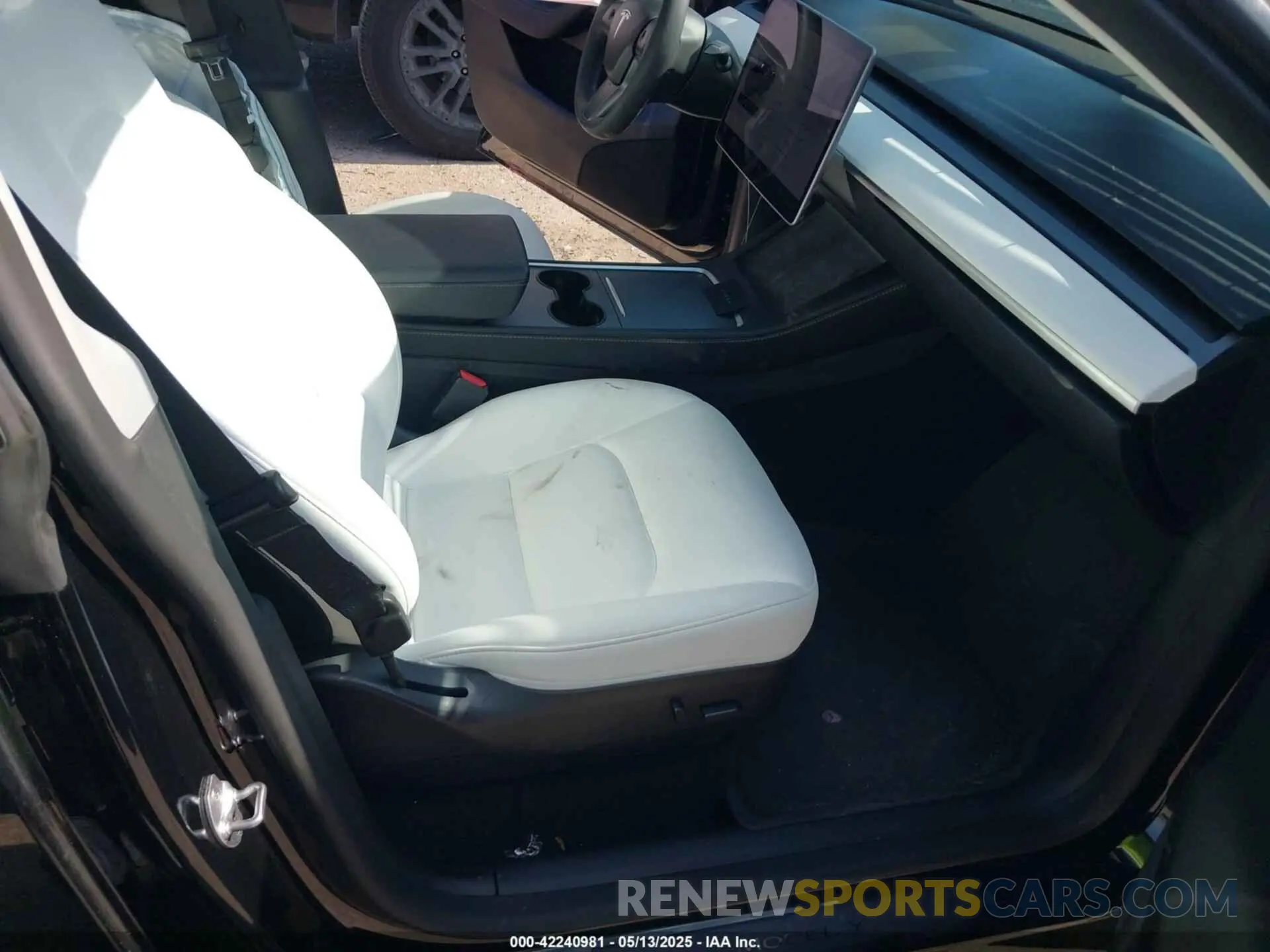 5 Photograph of a damaged car 7SAYGDEE6NF515462 TESLA MODEL Y 2022
