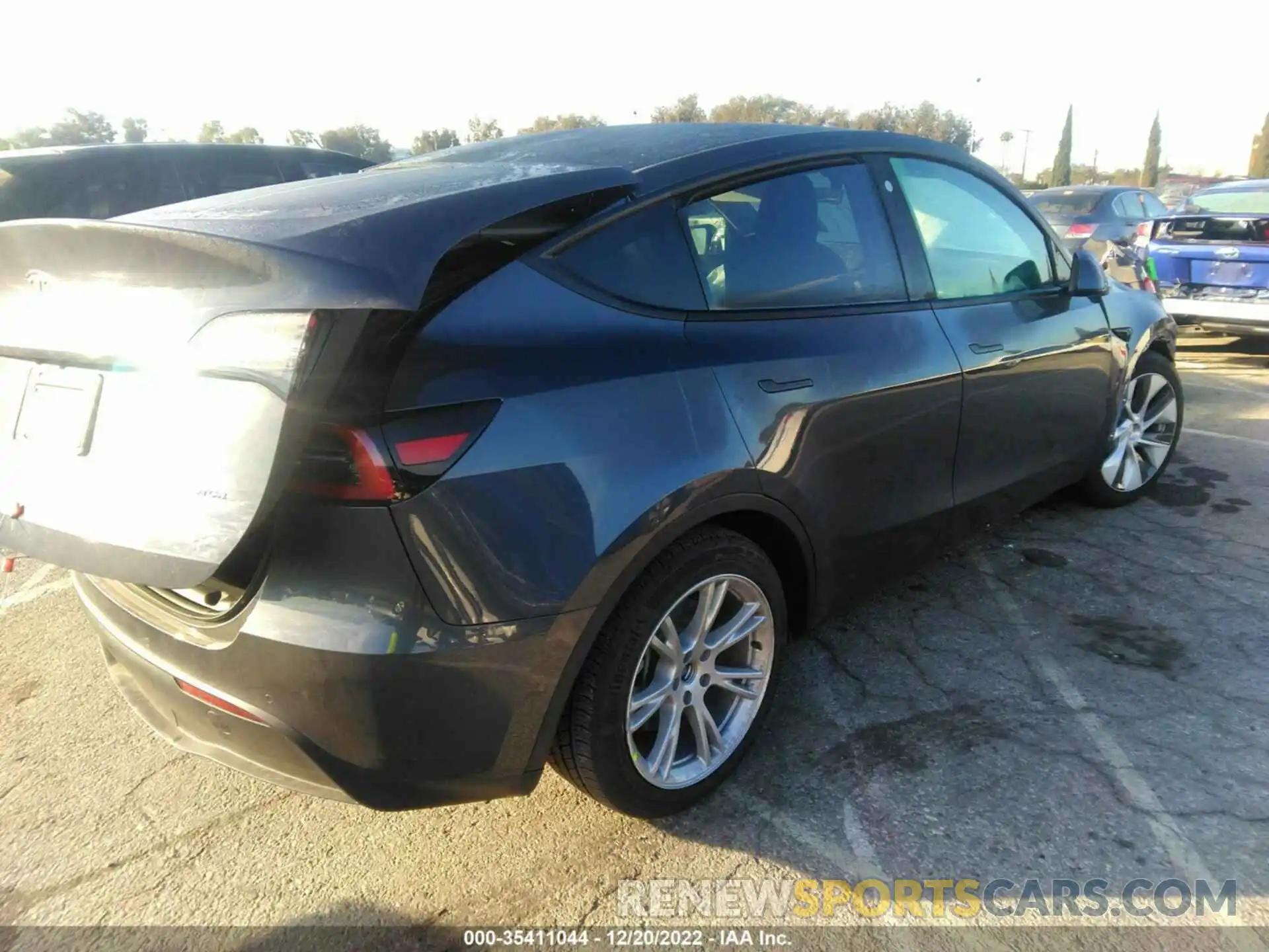 4 Photograph of a damaged car 7SAYGDEE6NF560417 TESLA MODEL Y 2022