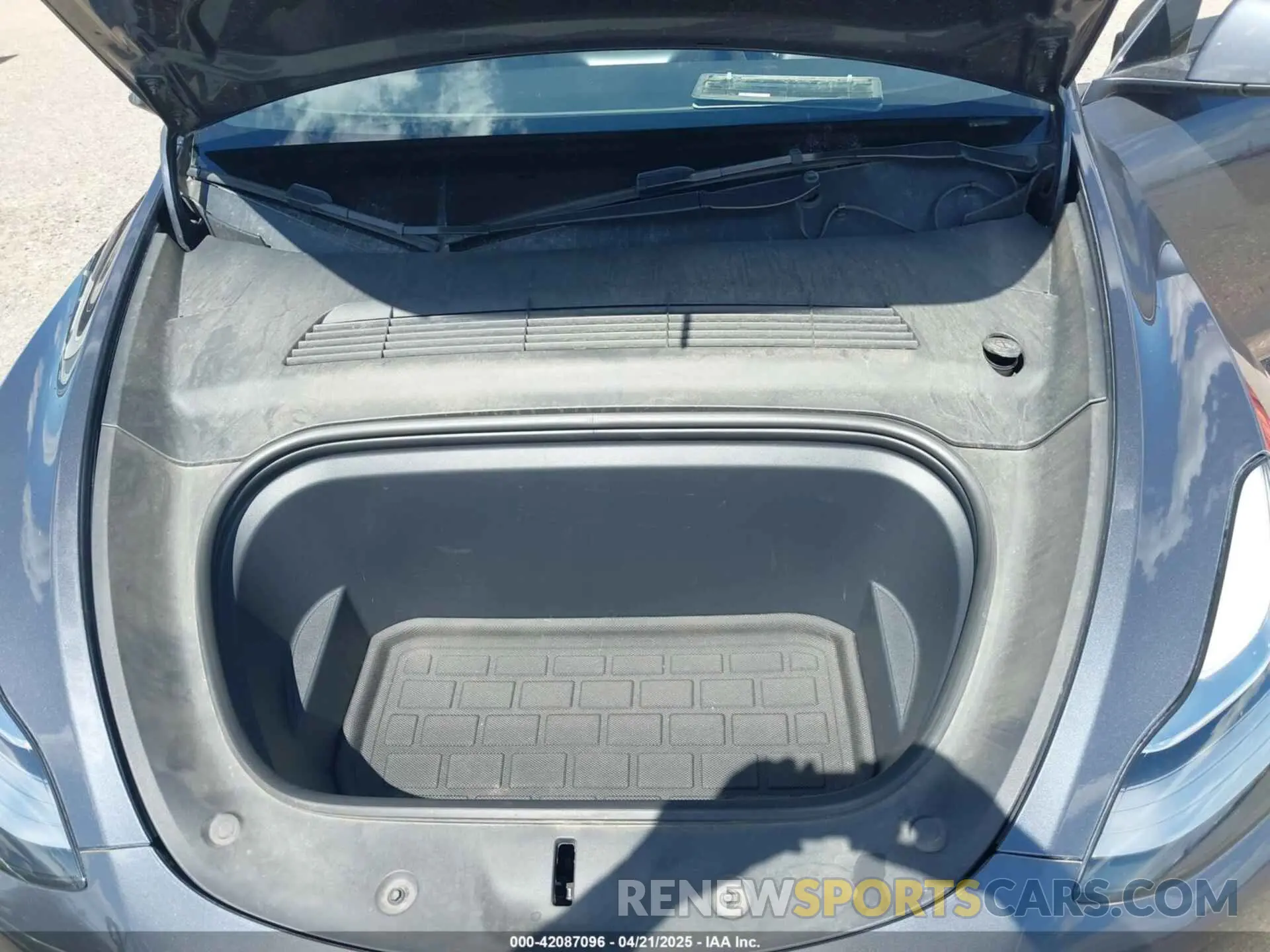 10 Photograph of a damaged car 7SAYGDEE7NA008860 TESLA MODEL Y 2022
