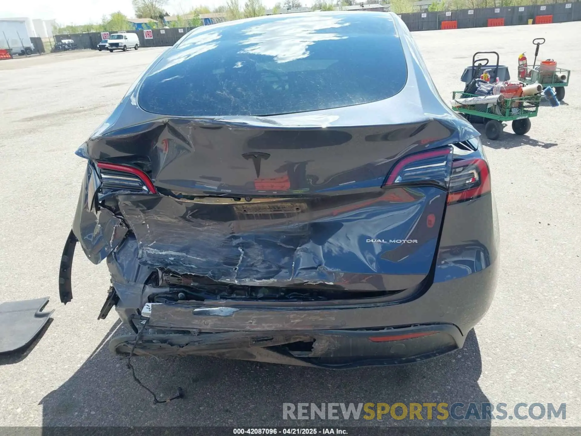 15 Photograph of a damaged car 7SAYGDEE7NA008860 TESLA MODEL Y 2022