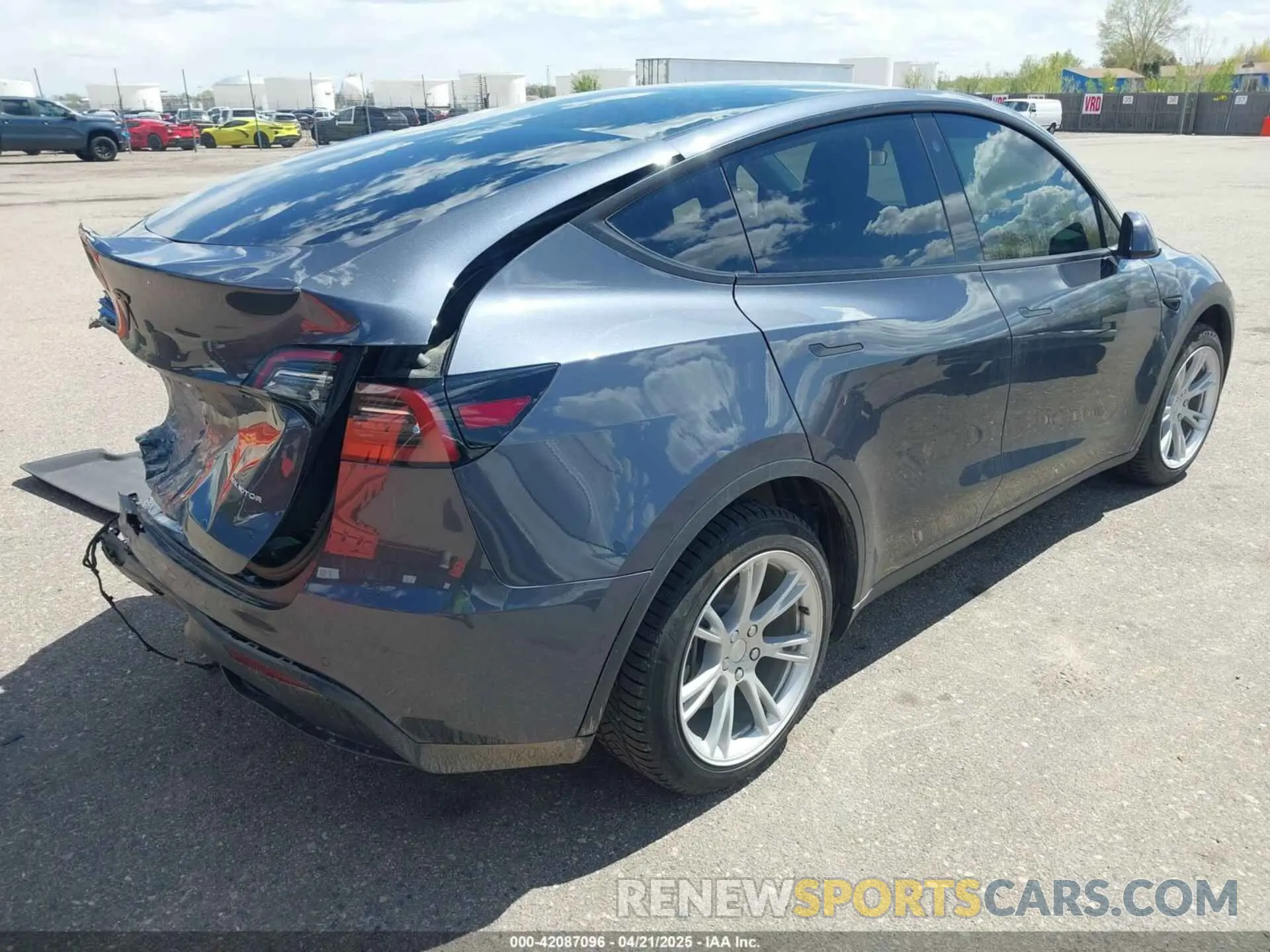 4 Photograph of a damaged car 7SAYGDEE7NA008860 TESLA MODEL Y 2022