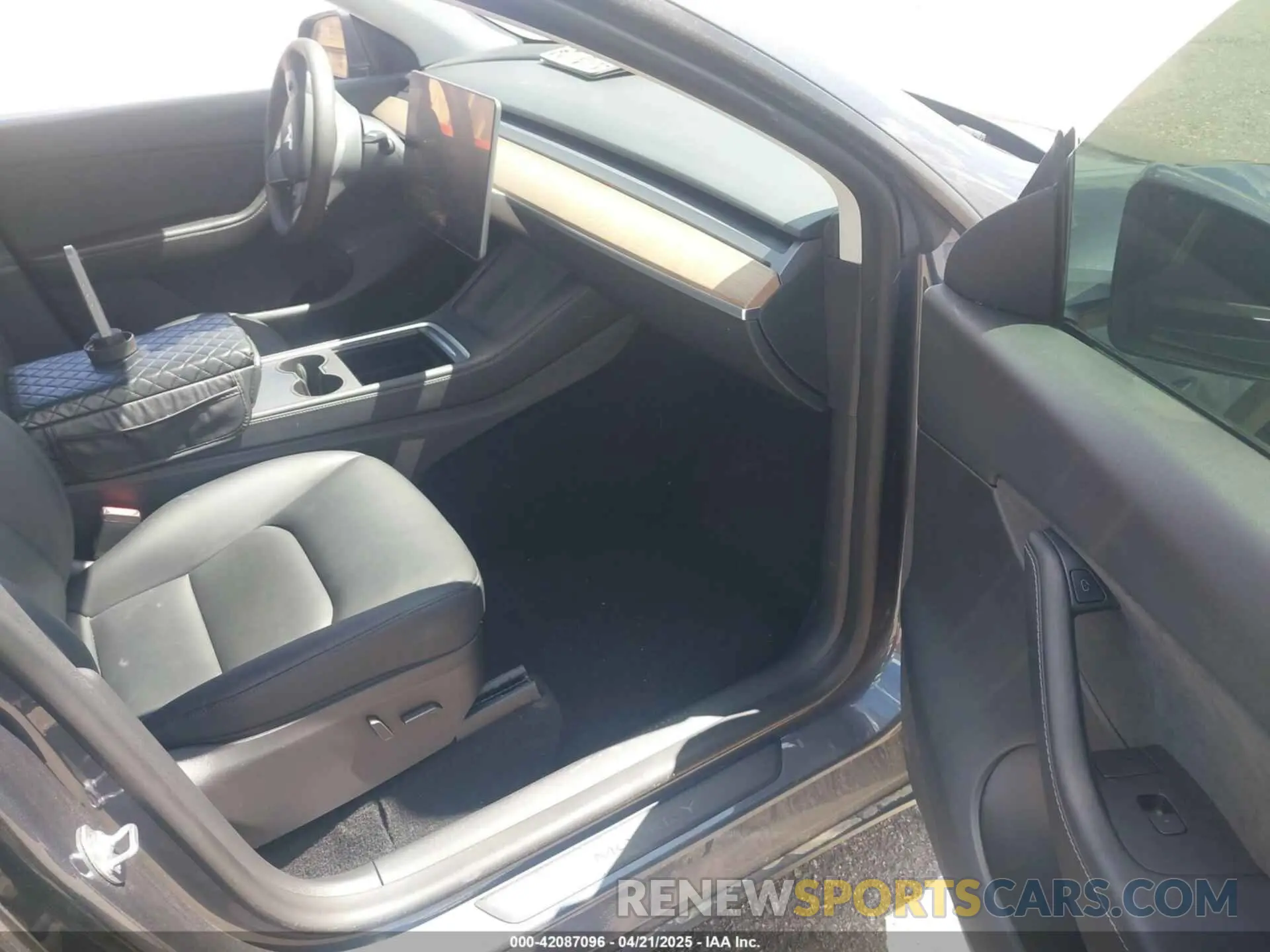 5 Photograph of a damaged car 7SAYGDEE7NA008860 TESLA MODEL Y 2022