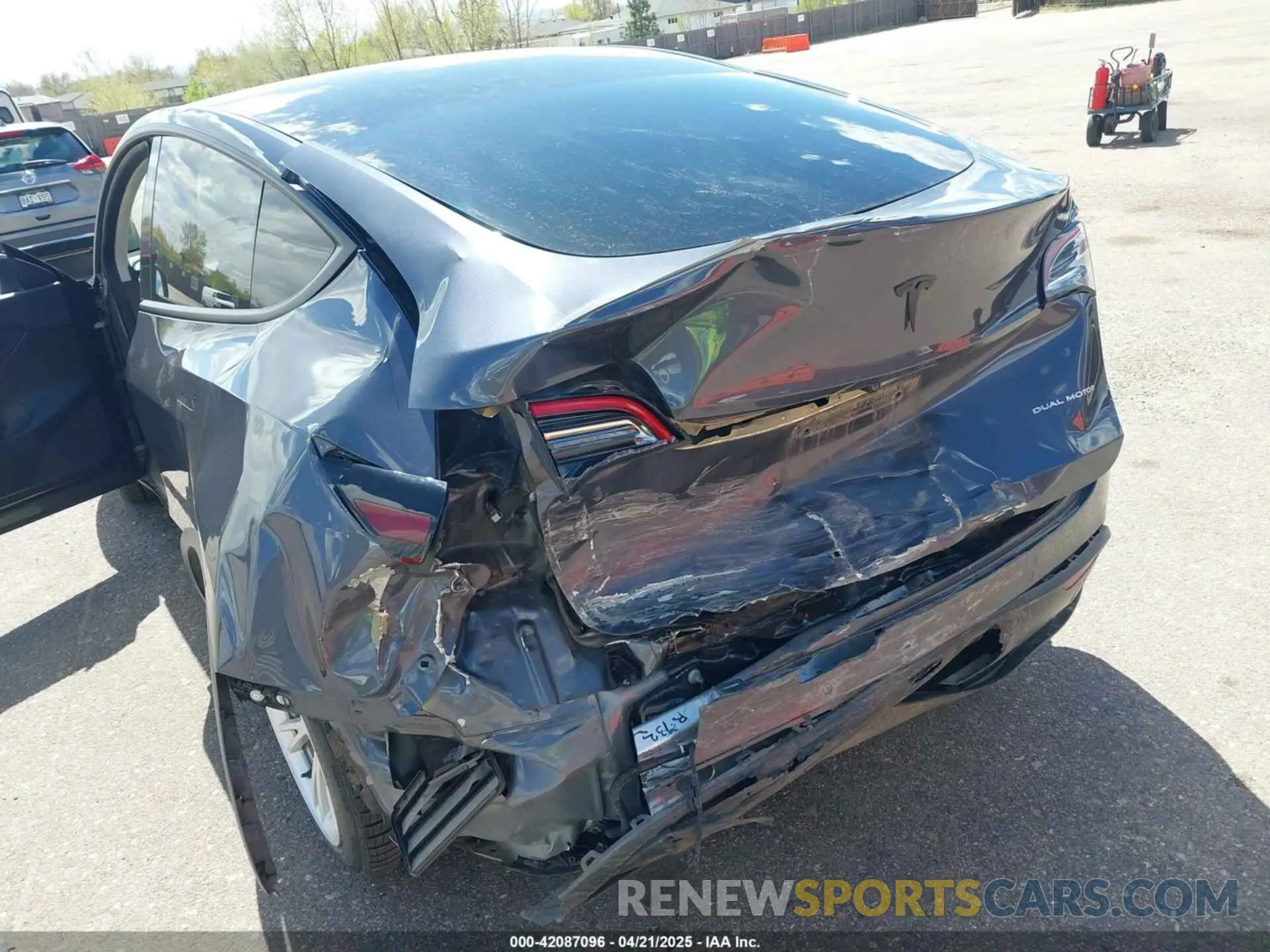 6 Photograph of a damaged car 7SAYGDEE7NA008860 TESLA MODEL Y 2022