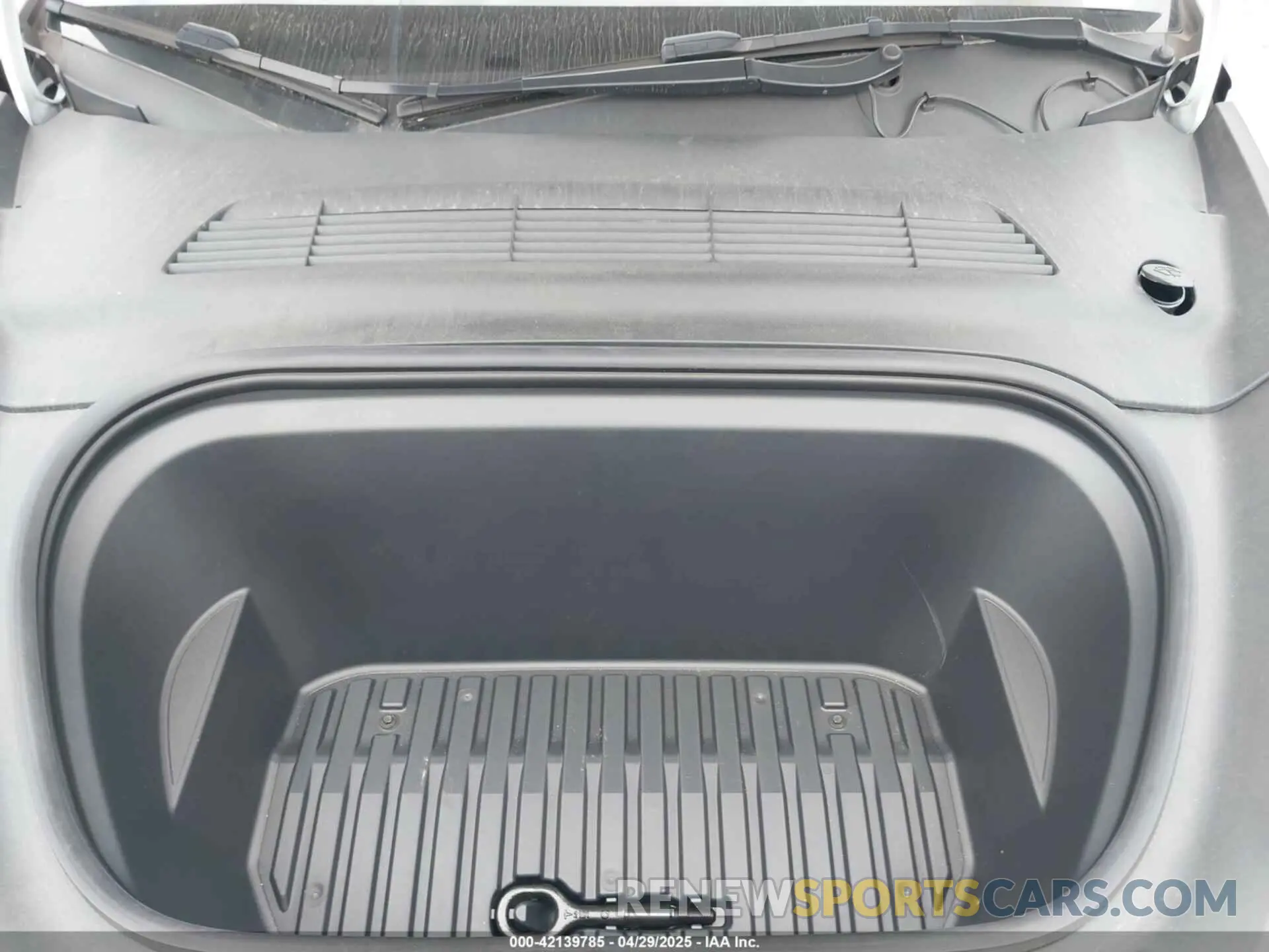 10 Photograph of a damaged car 7SAYGDEE7NF310555 TESLA MODEL Y 2022