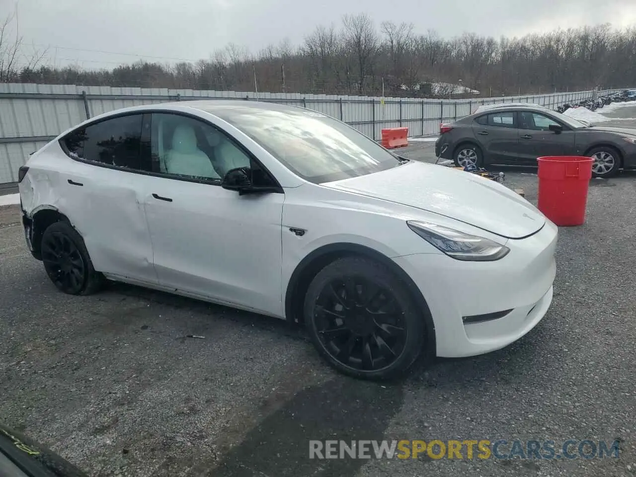 4 Photograph of a damaged car 7SAYGDEE7NF367824 TESLA MODEL Y 2022