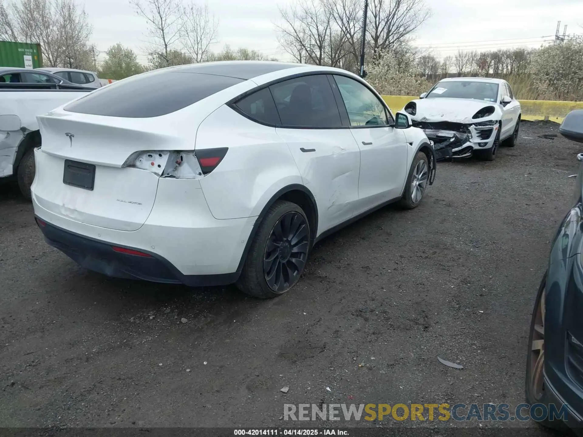 4 Photograph of a damaged car 7SAYGDEE7NF389788 TESLA MODEL Y 2022