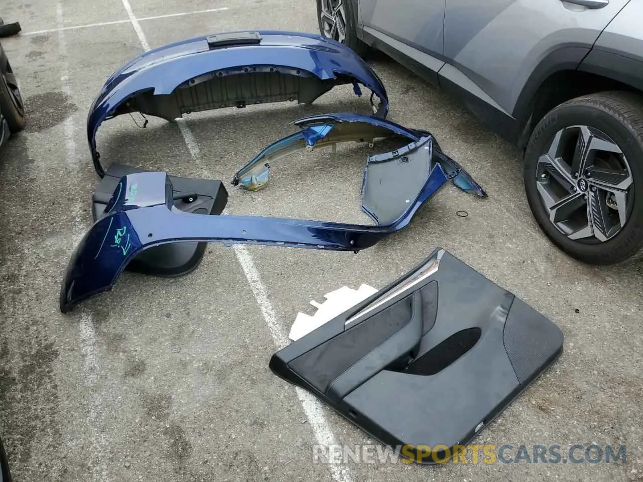 12 Photograph of a damaged car 7SAYGDEE7NF558398 TESLA MODEL Y 2022