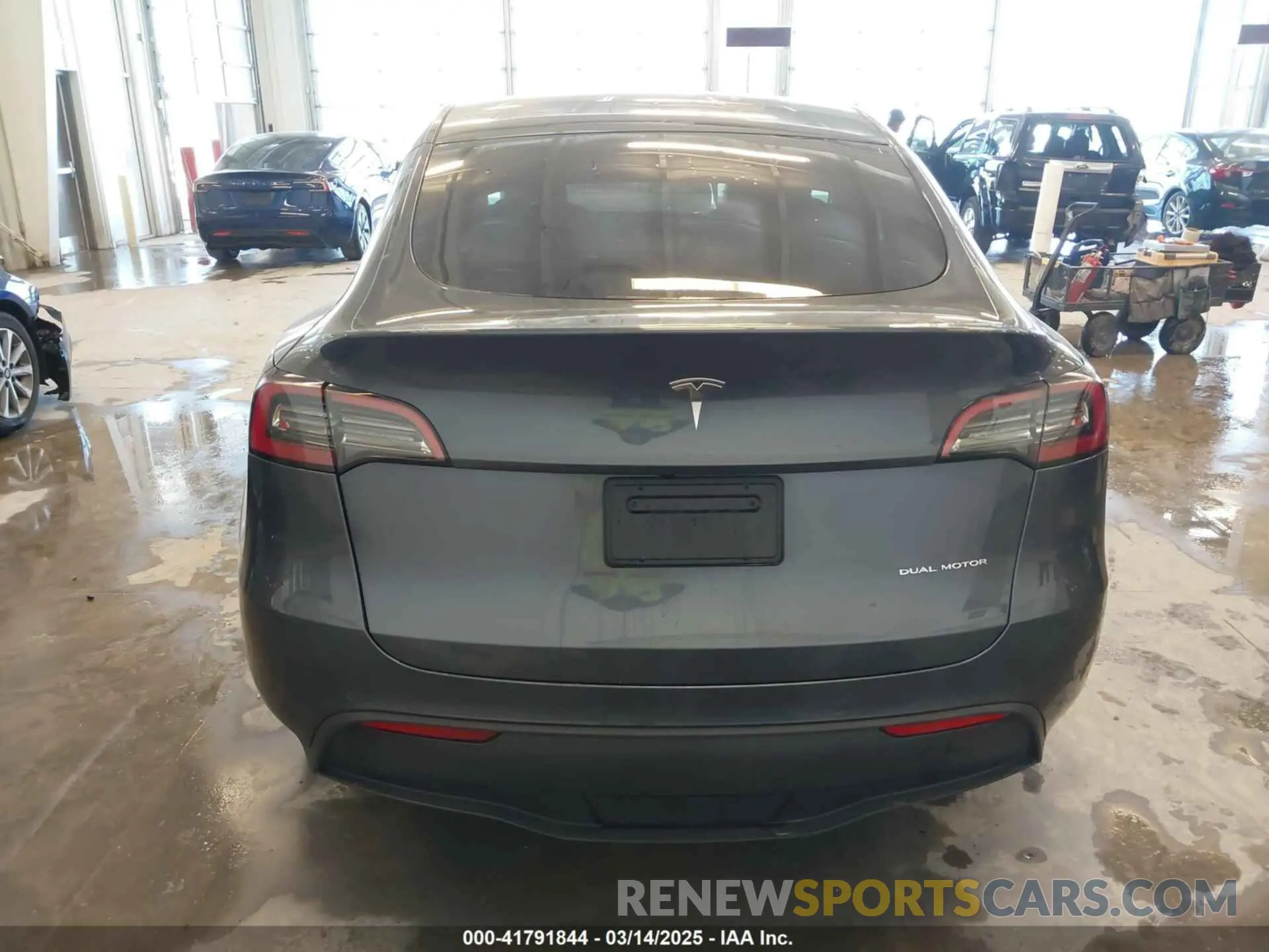 17 Photograph of a damaged car 7SAYGDEE8NA017194 TESLA MODEL Y 2022