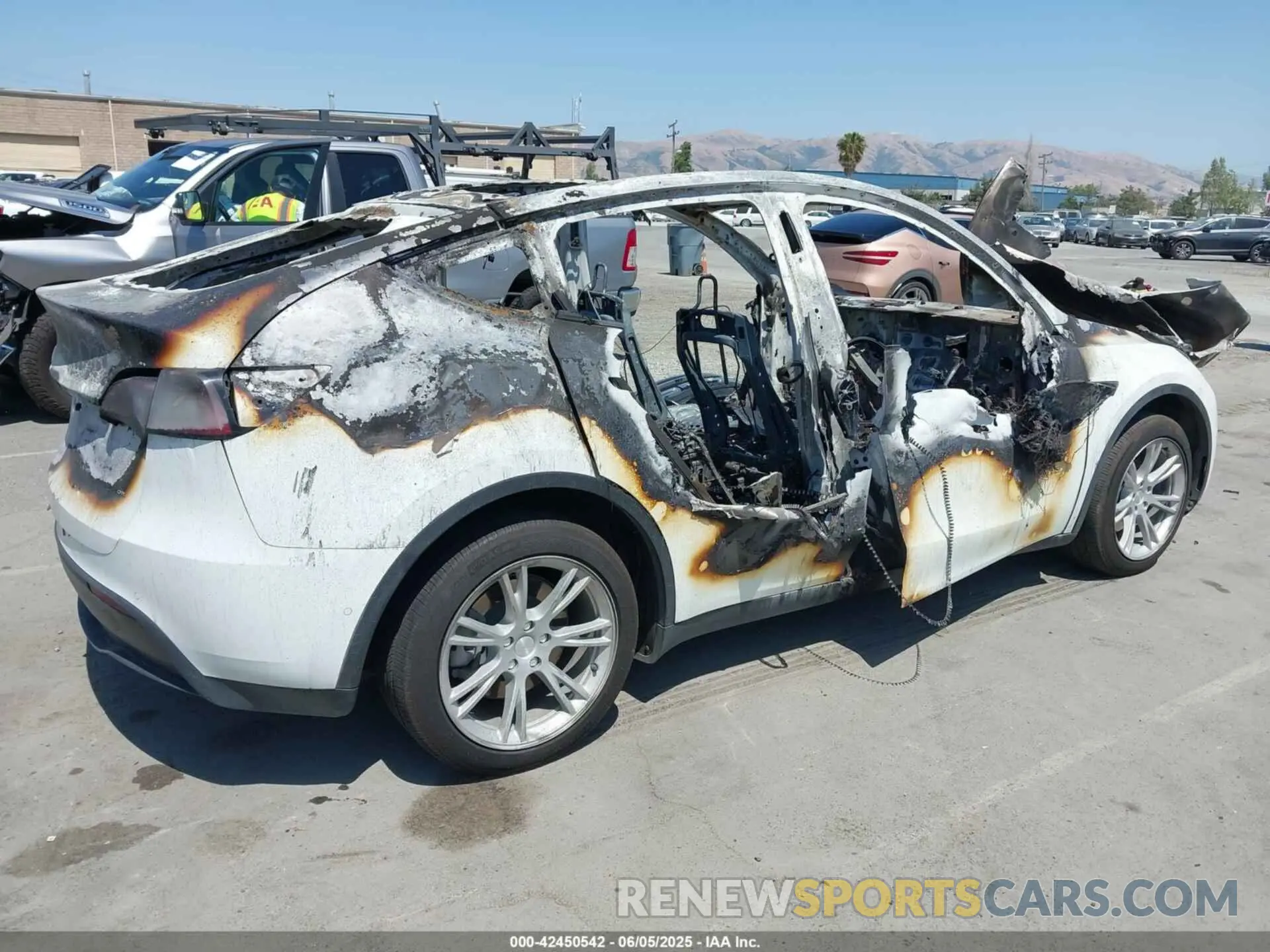 4 Photograph of a damaged car 7SAYGDEE8NF543277 TESLA MODEL Y 2022