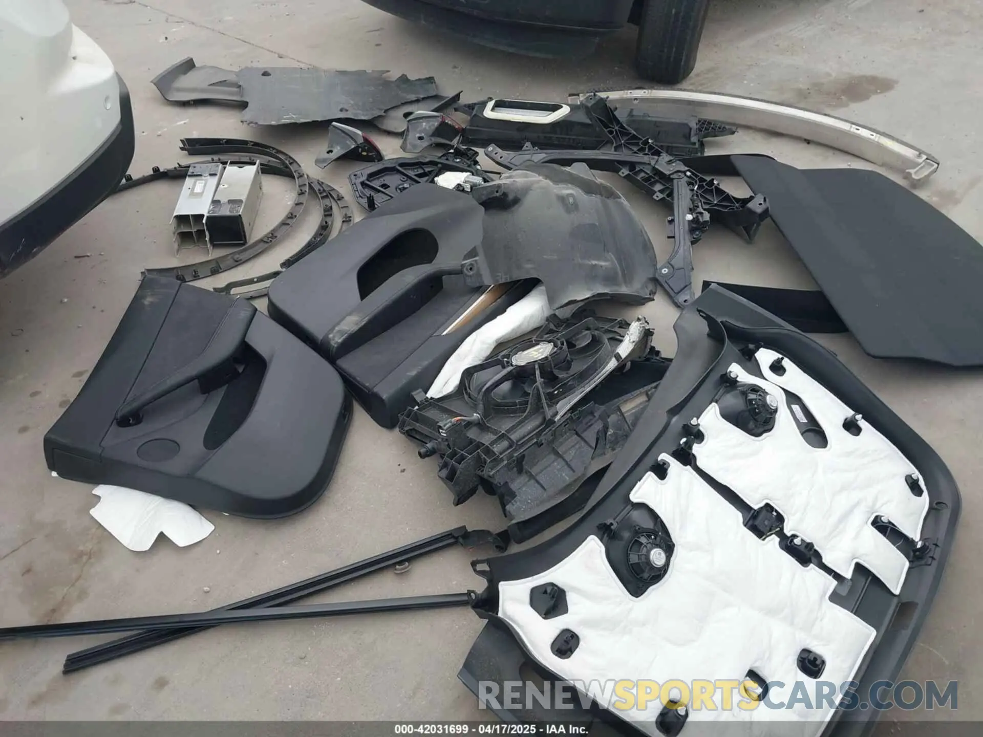 10 Photograph of a damaged car 7SAYGDEE9NA013302 TESLA MODEL Y 2022