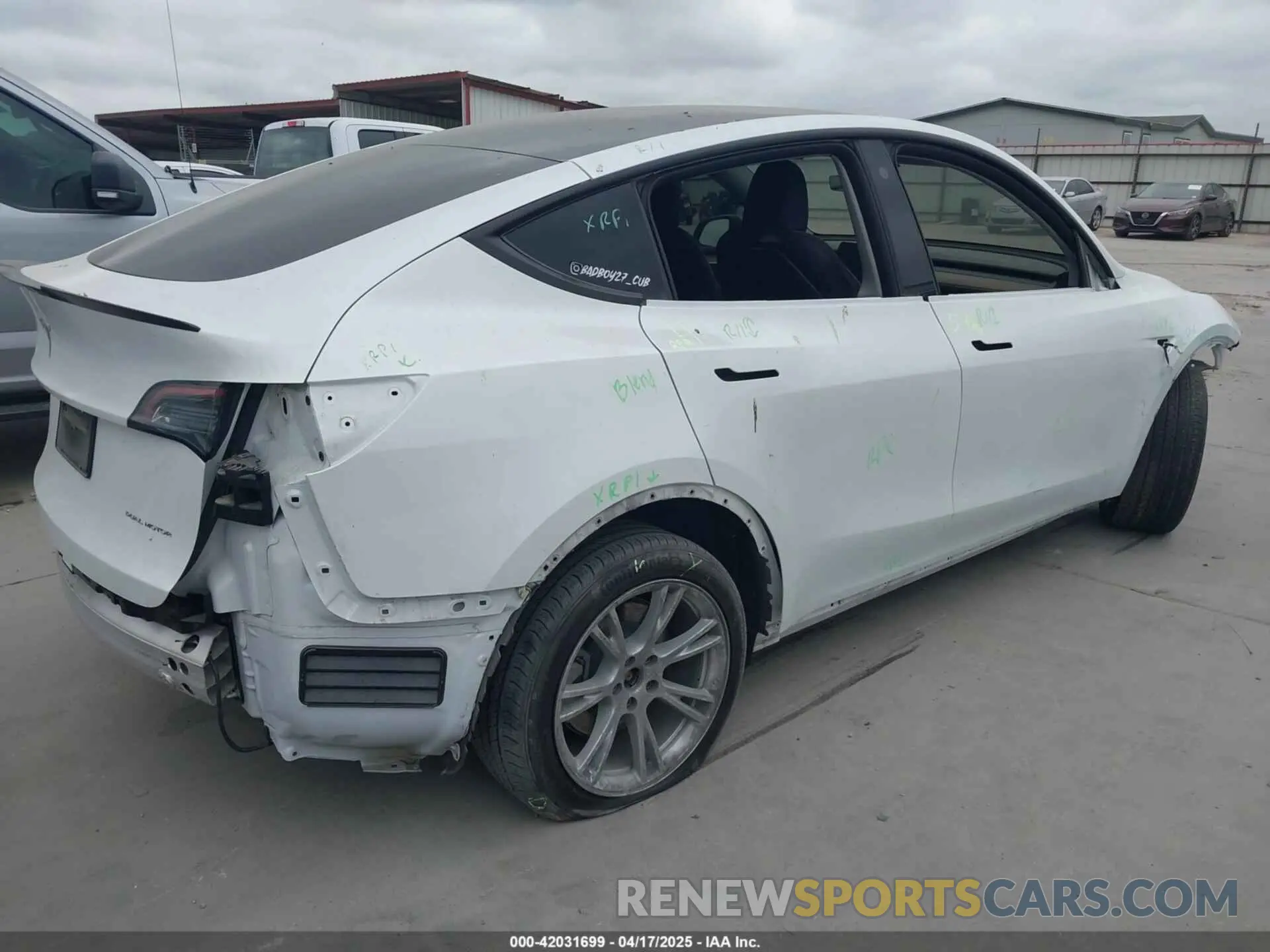 4 Photograph of a damaged car 7SAYGDEE9NA013302 TESLA MODEL Y 2022